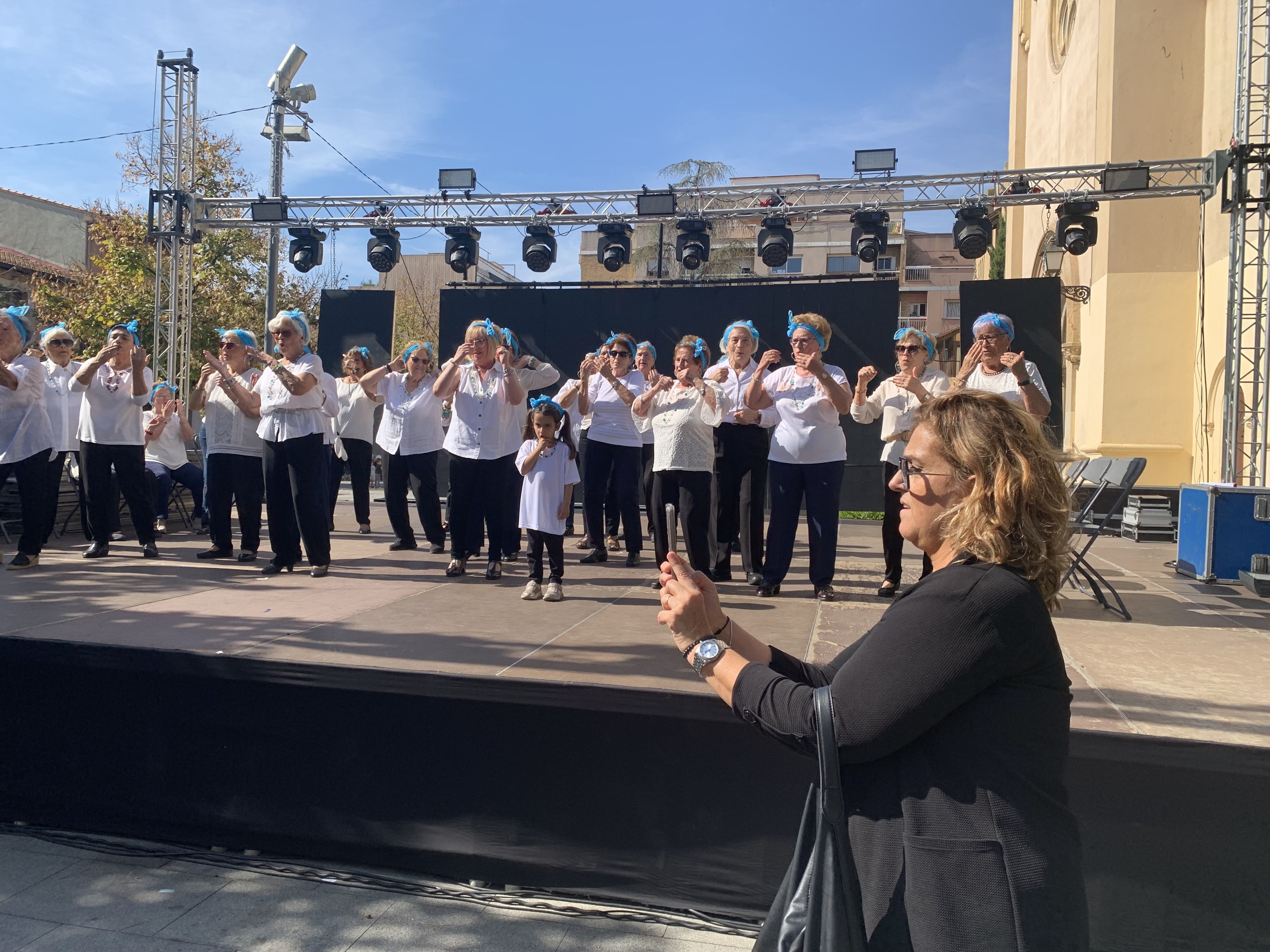La regidora Pepi Rivera enregistrant l'actuació i direcció de Las Alegrías de Sant Martí. FOTO JUdit Joda