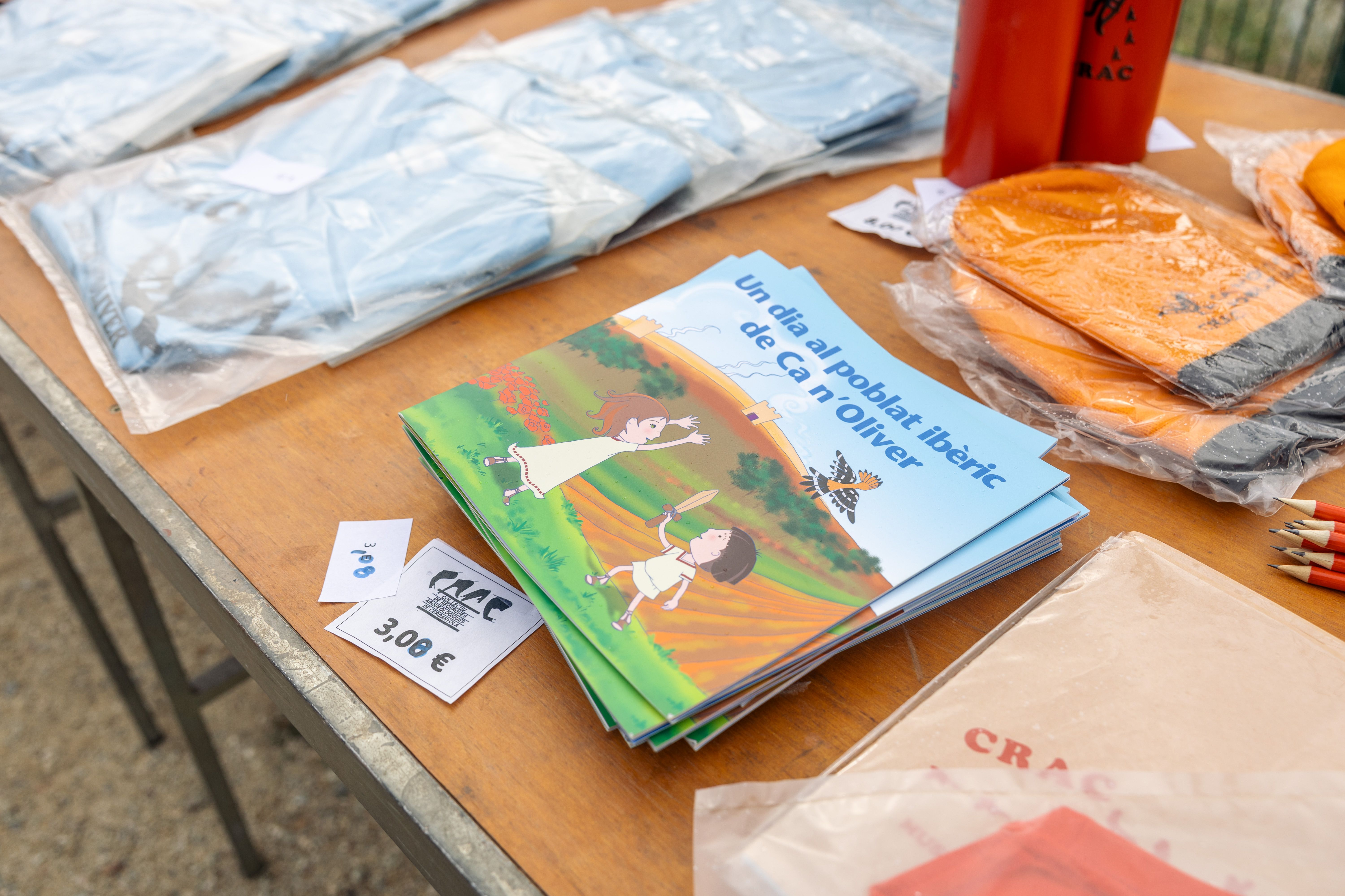 Un dia al poblat, museu i jaciment ibèrci de Ca n'Oliver, matí de descoberta i joc en família. FOTO: Arnau Padilla
