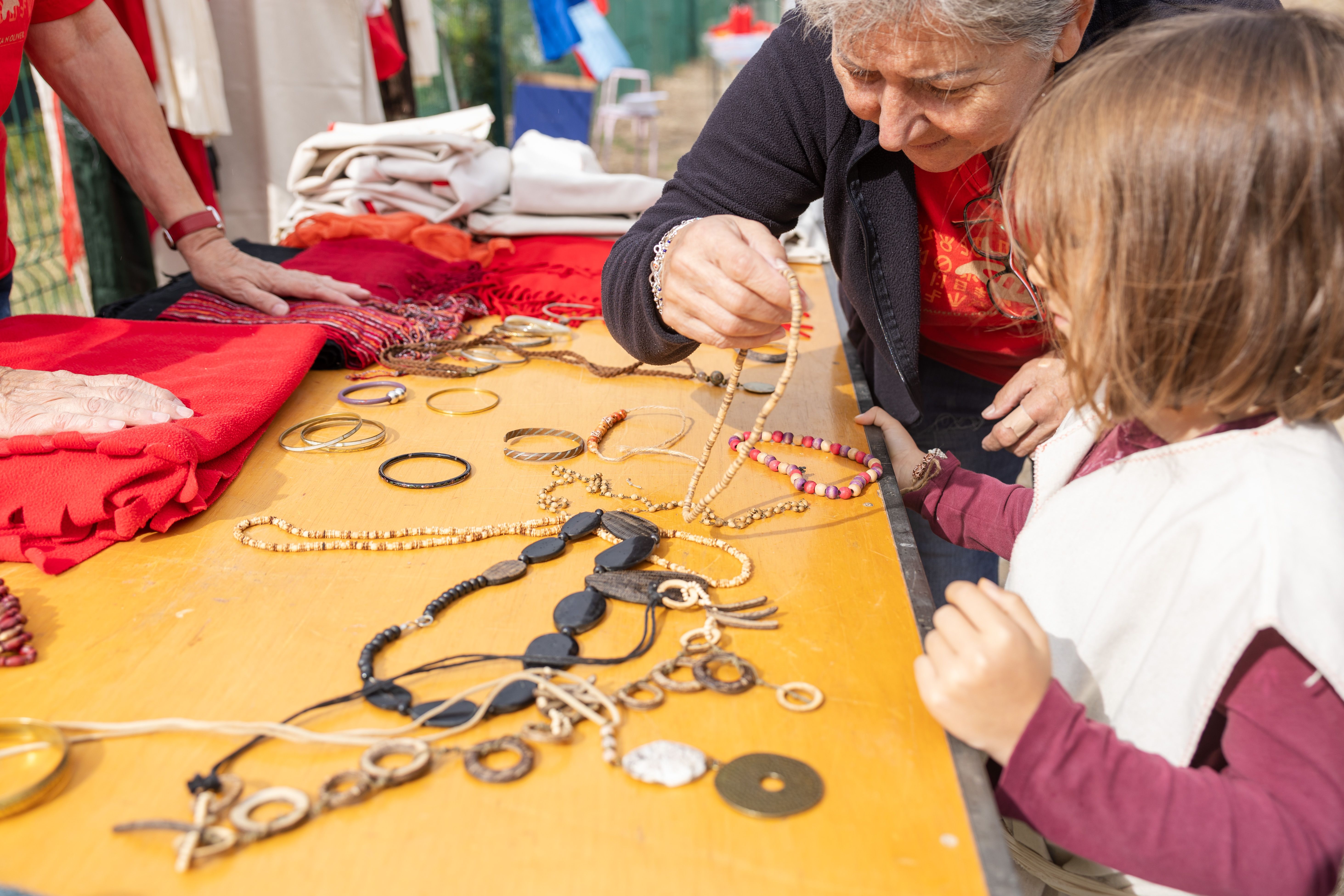 Taller de joieria ibèrica, on els infants aprenen a fer collarets i braçalets amb comptes de fang i metall. FOTO: Arnau Padilla