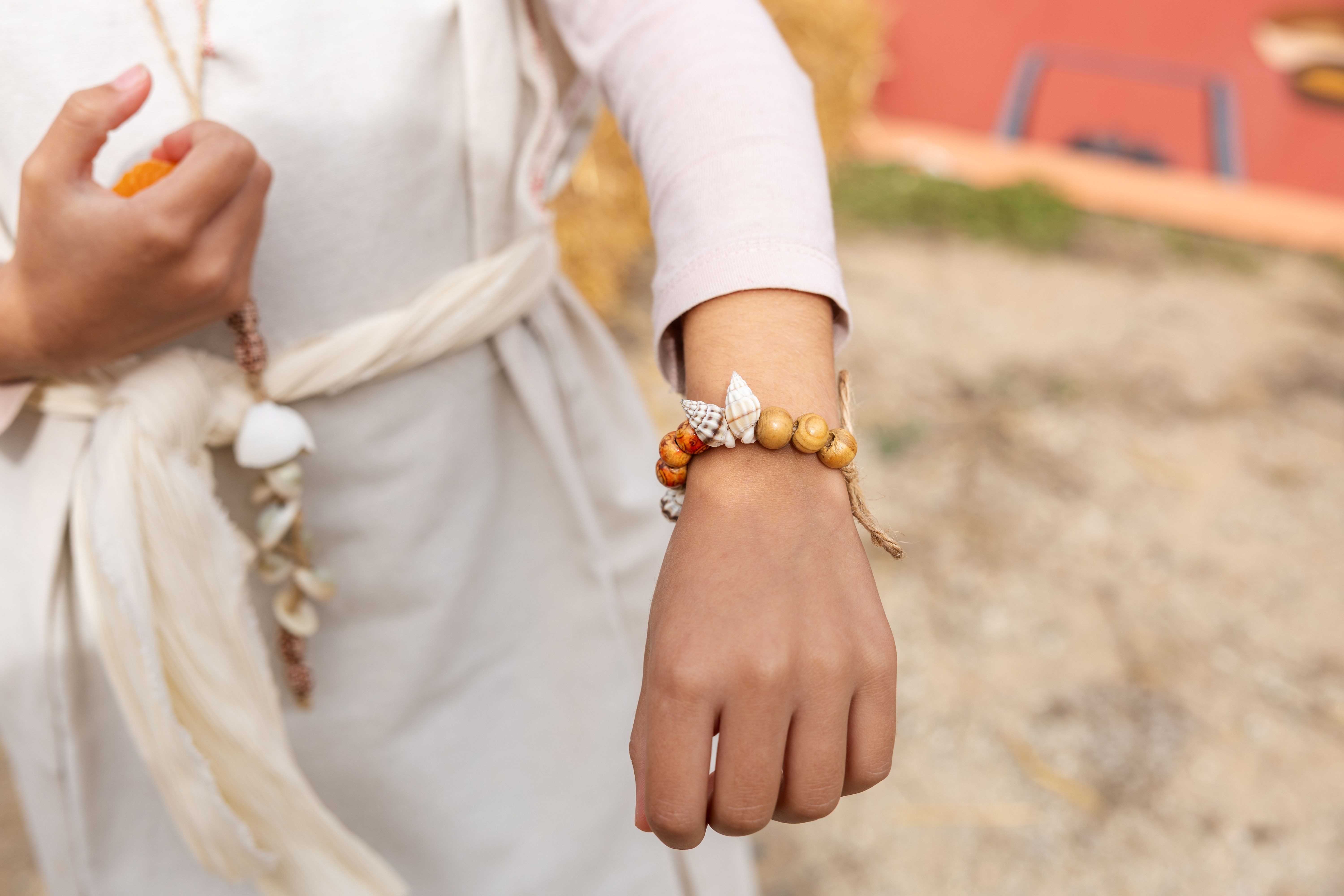 Taller de joieria ibèrica, on els infants aprenen a fer collarets i braçalets amb comptes de fang i metall. FOTO: Arnau Padilla
