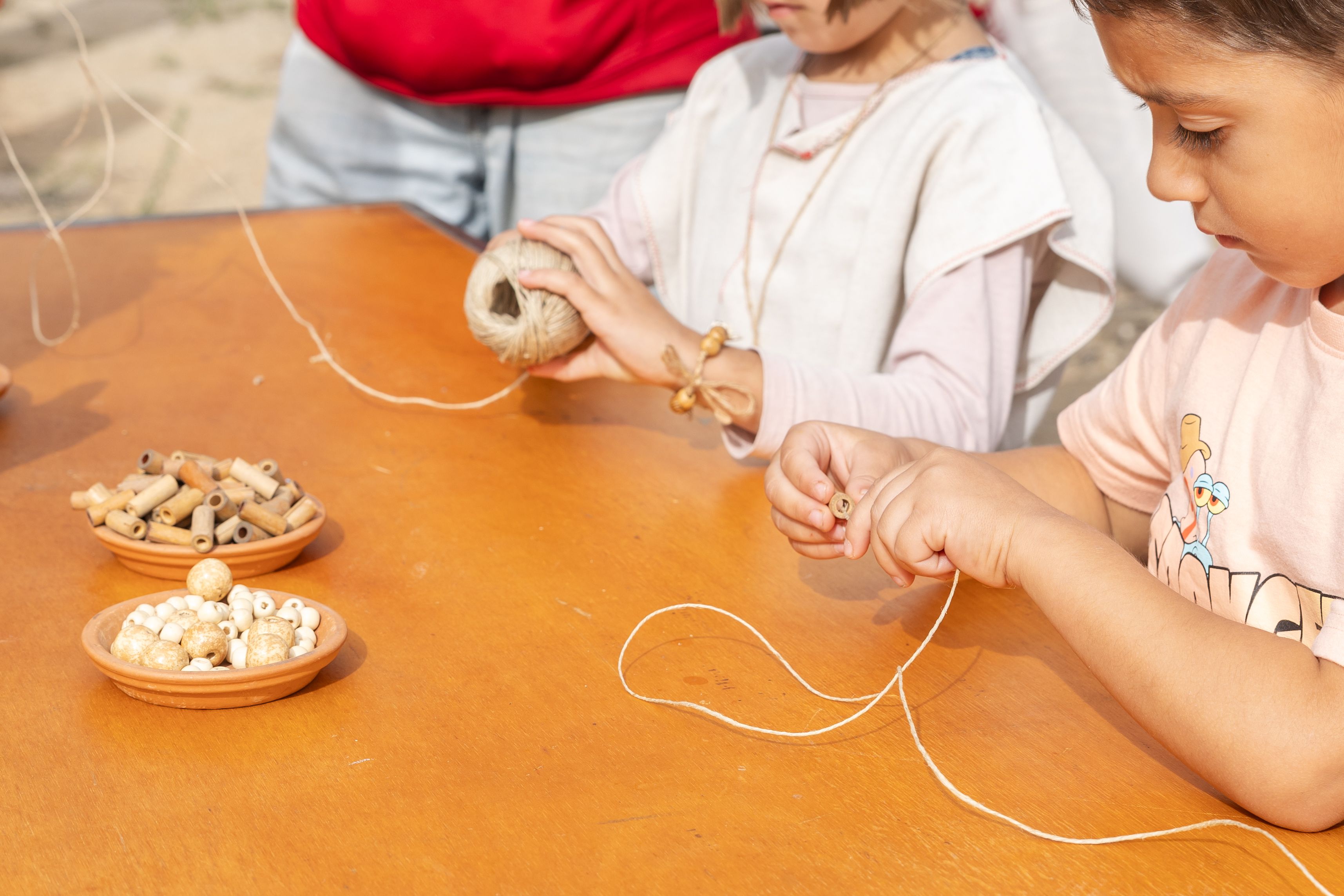 Un dels tallers familiars de la matinal del 25è Cap de Setmana Ibèric. FOTO: Arnau Padilla