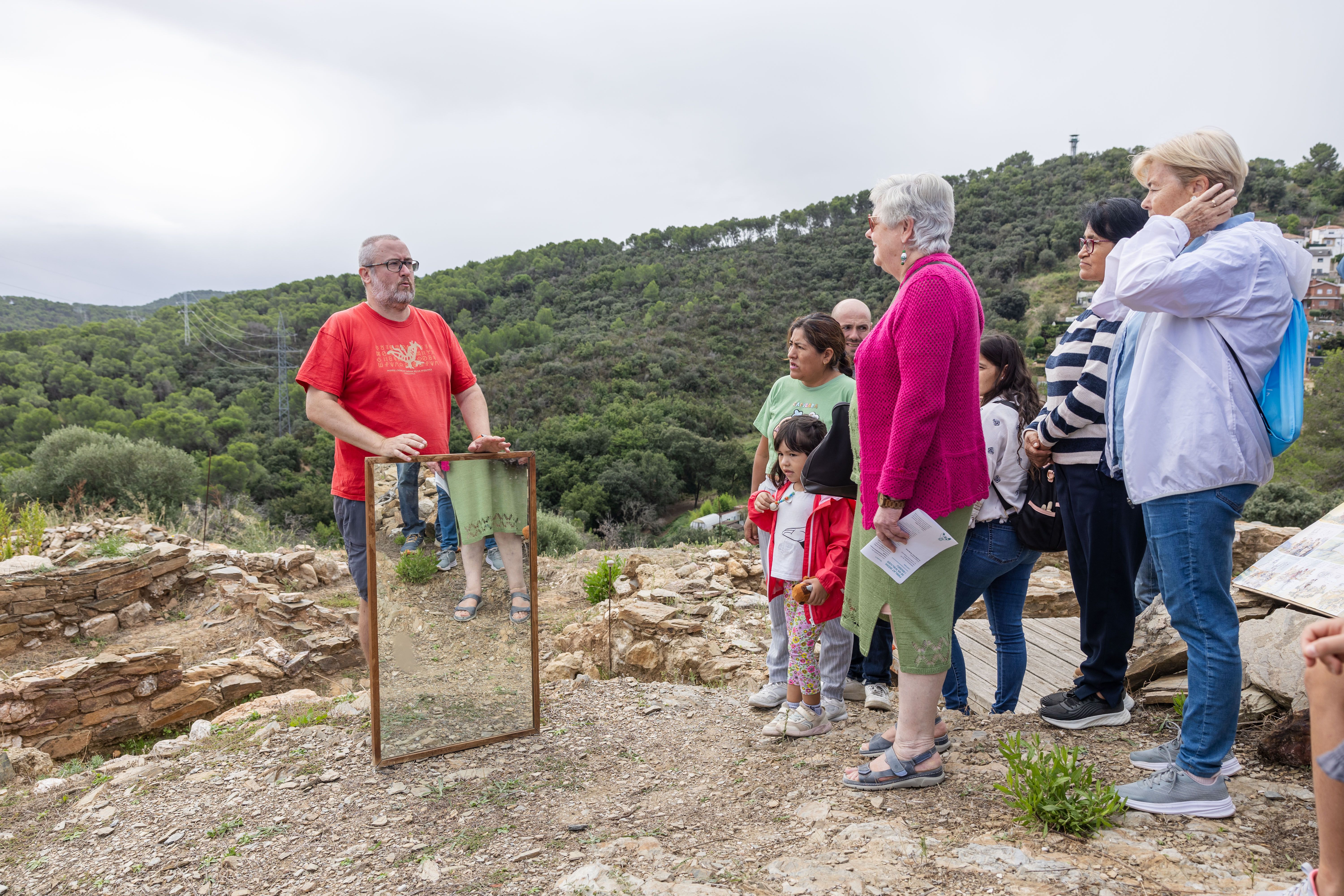 Els poblats de Ca n’Oliver i Puig Castellar es comuniquen amb miralls, simulant sistemes de contacte de fa més de 2.000 anys. FOTO: Arnau Padilla