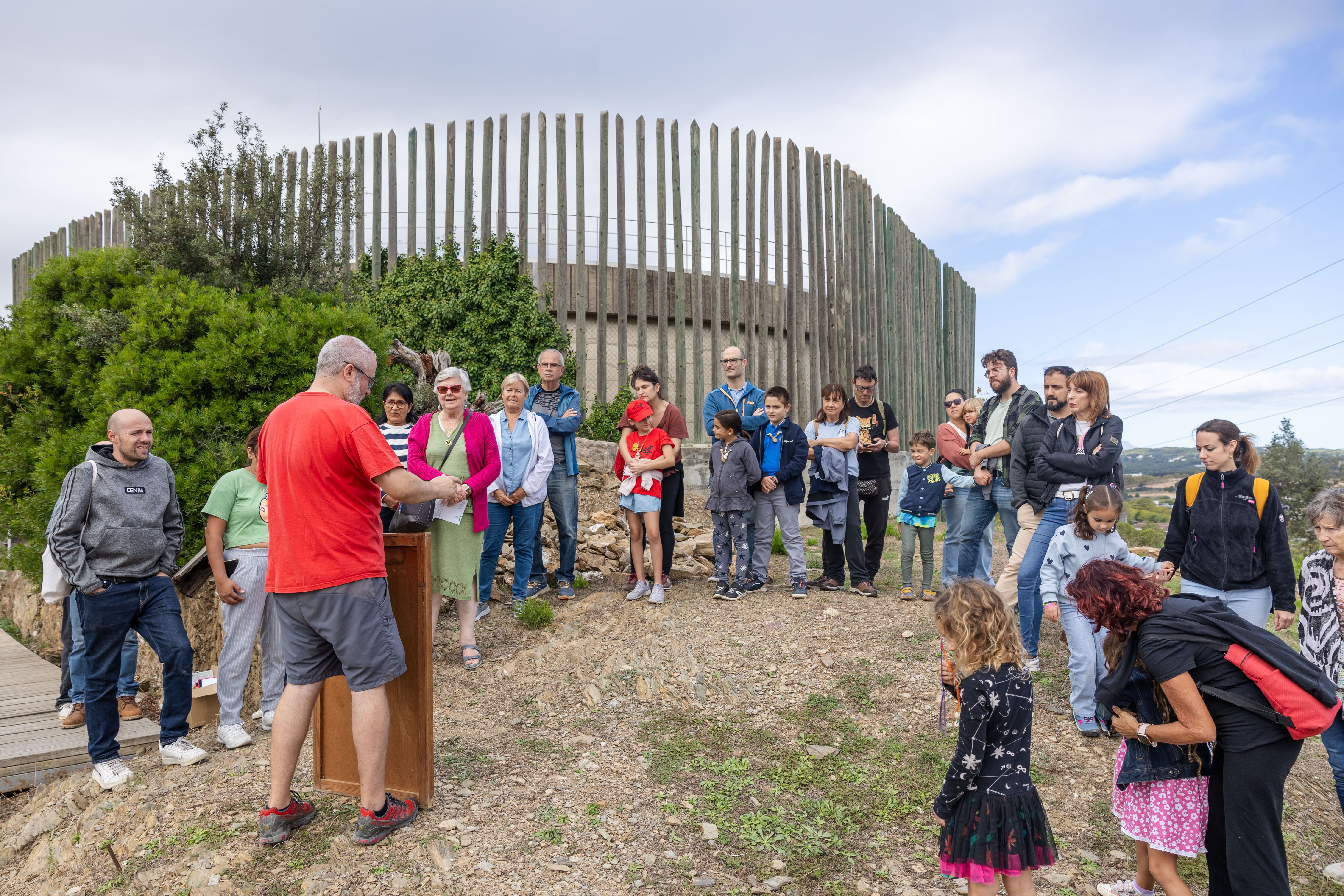 Els poblats de Ca n’Oliver i Puig Castellar es comuniquen amb miralls, simulant sistemes de contacte de fa més de 2.000 anys. FOTO: Arnau Padilla