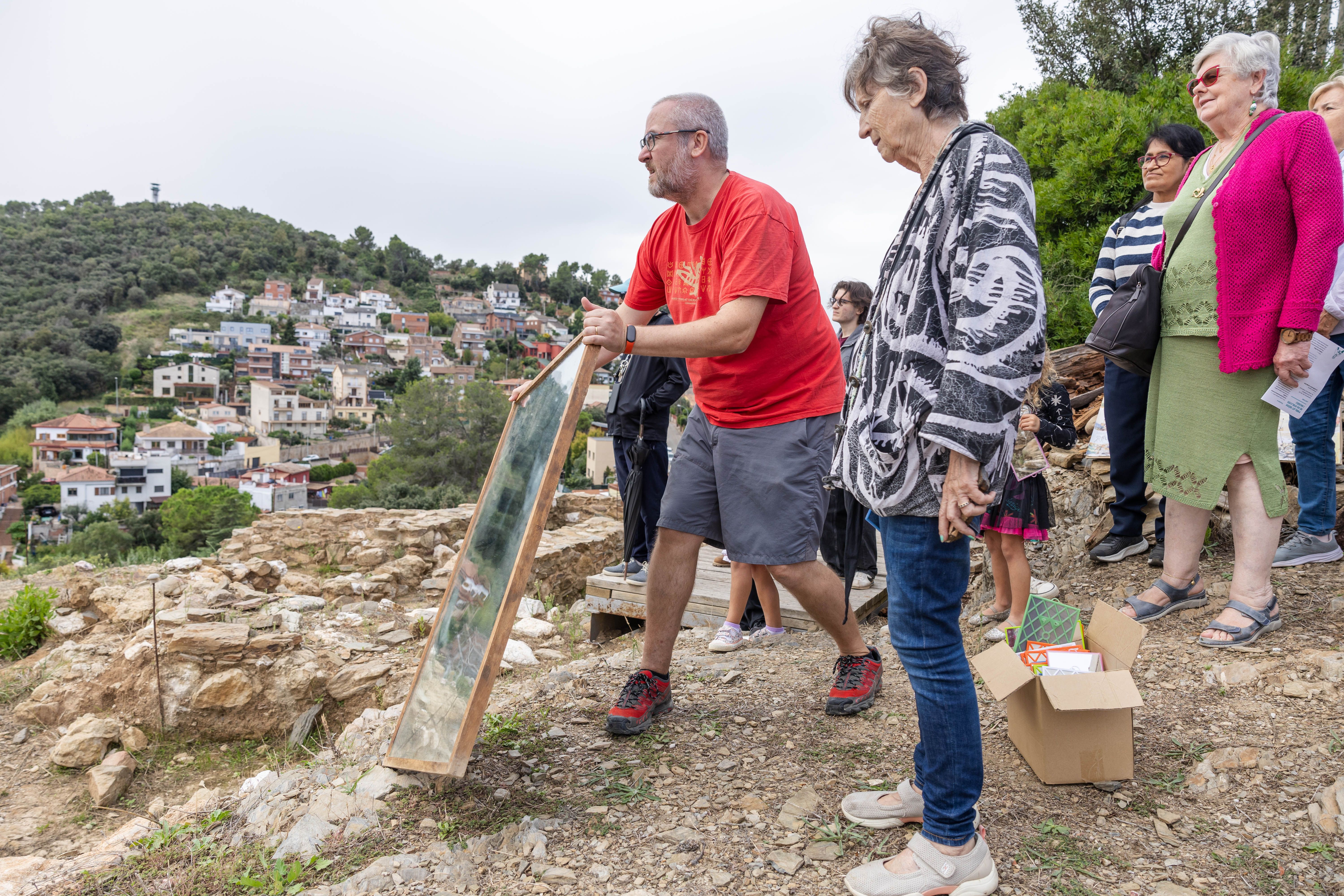 Els poblats de Ca n’Oliver i Puig Castellar es comuniquen amb miralls, simulant sistemes de contacte de fa més de 2.000 anys. FOTO: Arnau Padilla