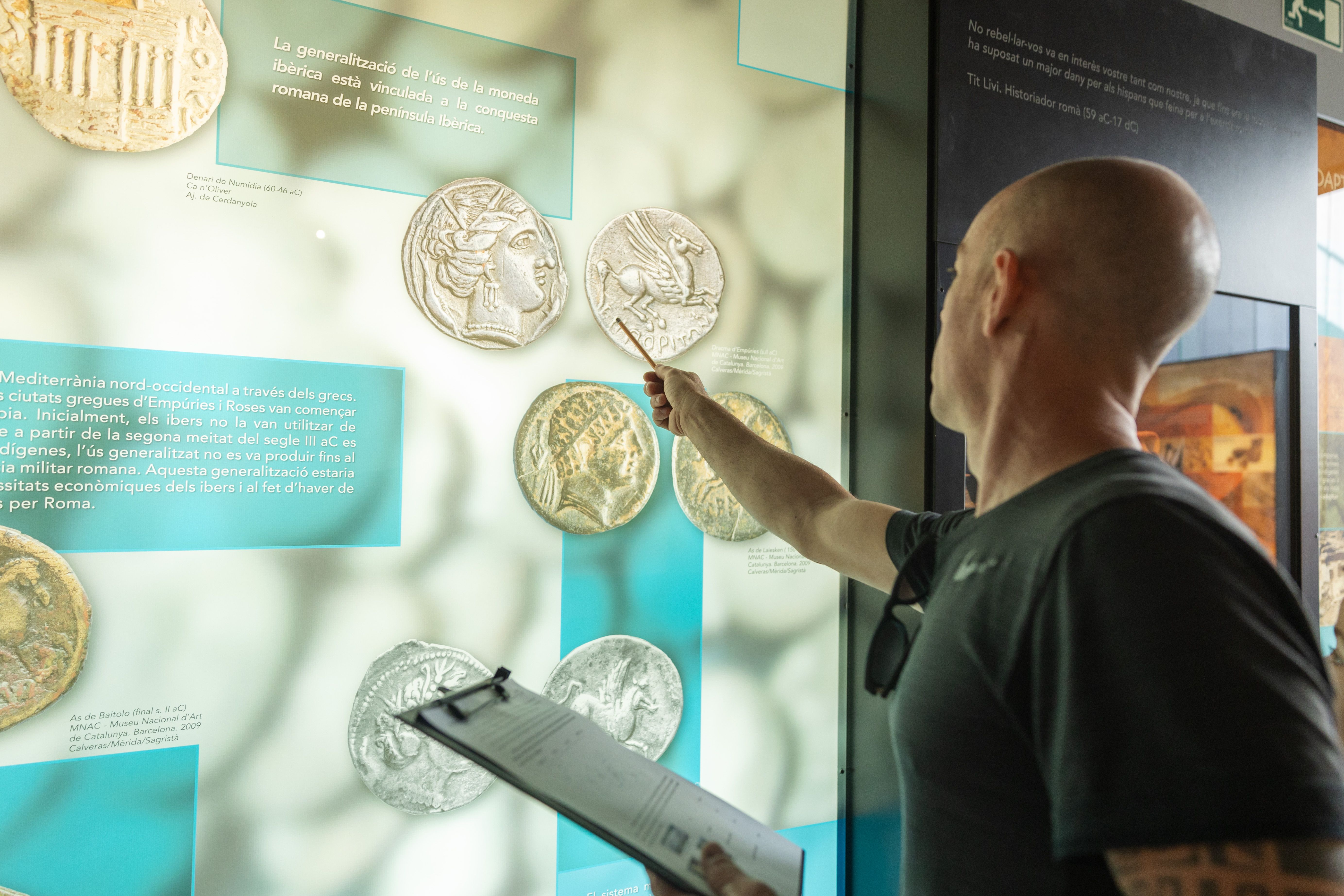 Jocs de descoberta al museu durant la jornada de portes obertes del 25è Cap de Setmana Ibèric. FOTO: Arnau Padilla