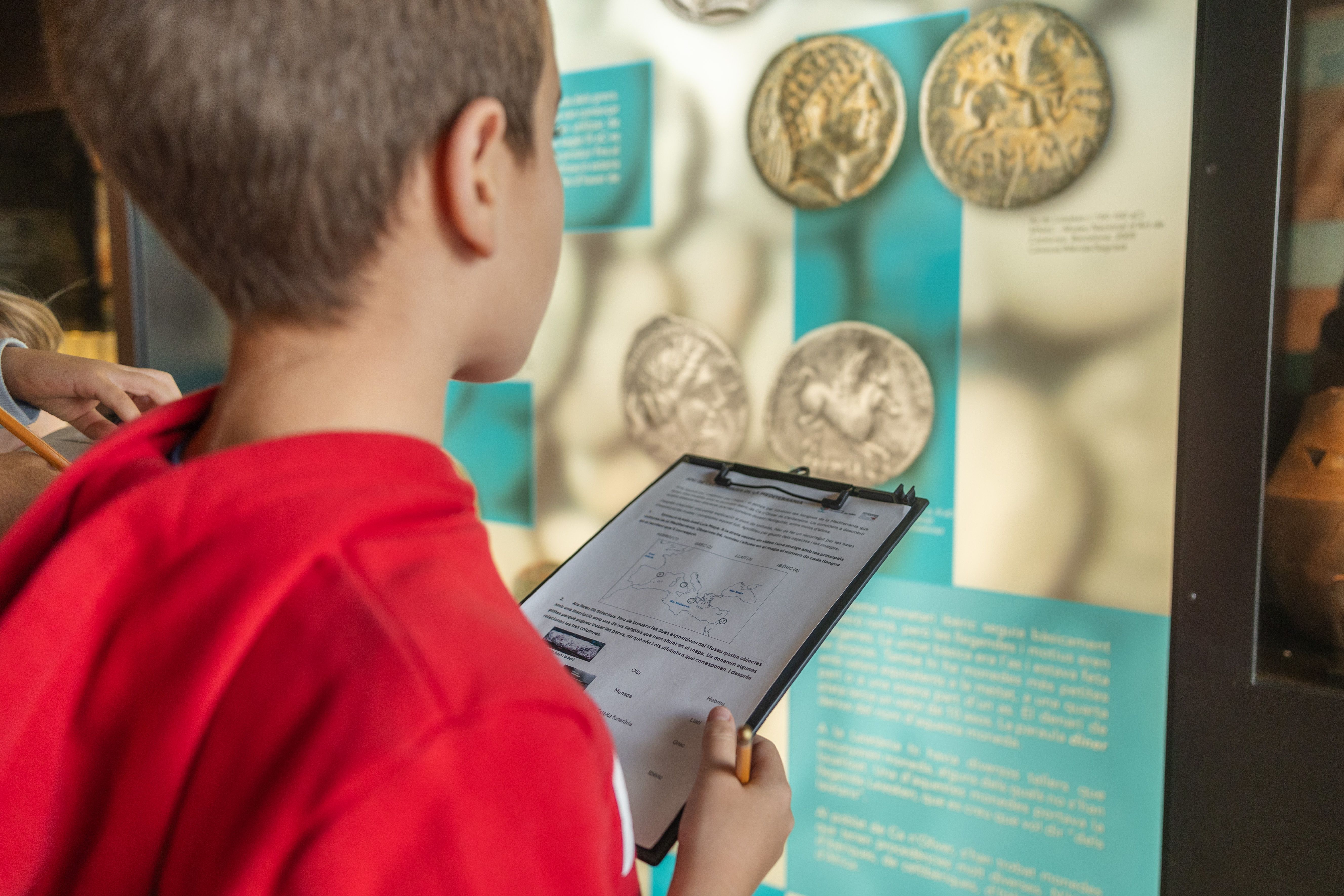 Jocs de descoberta al museu durant la jornada de portes obertes del 25è Cap de Setmana Ibèric. FOTO: Arnau Padilla