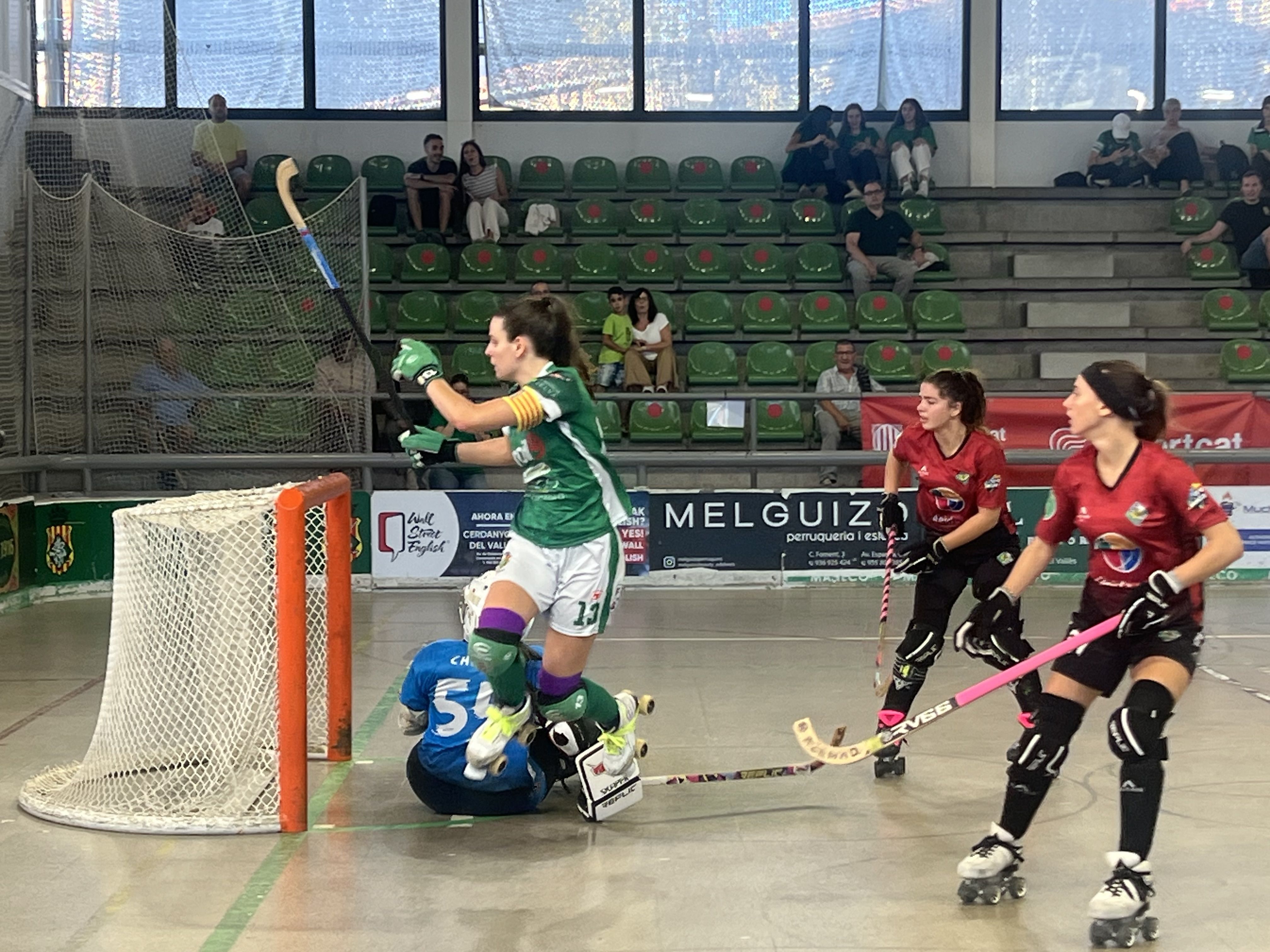 Gemma Solé en un intent per marcar en el partit contra l'Alpicat. Foto: Marc Mata 