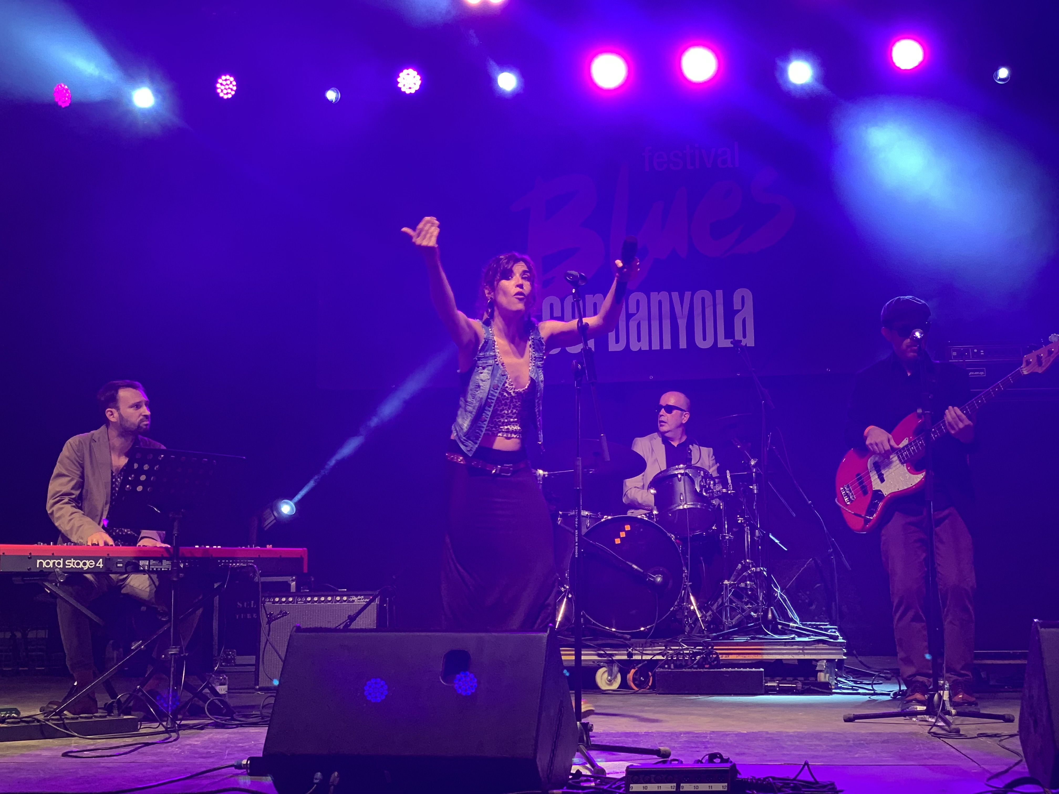 Maria Carbonell Blues Mood, en una actuació plena d'energia, diumenge 5 a la Carpa Xarau. Foto: Judit Josa 