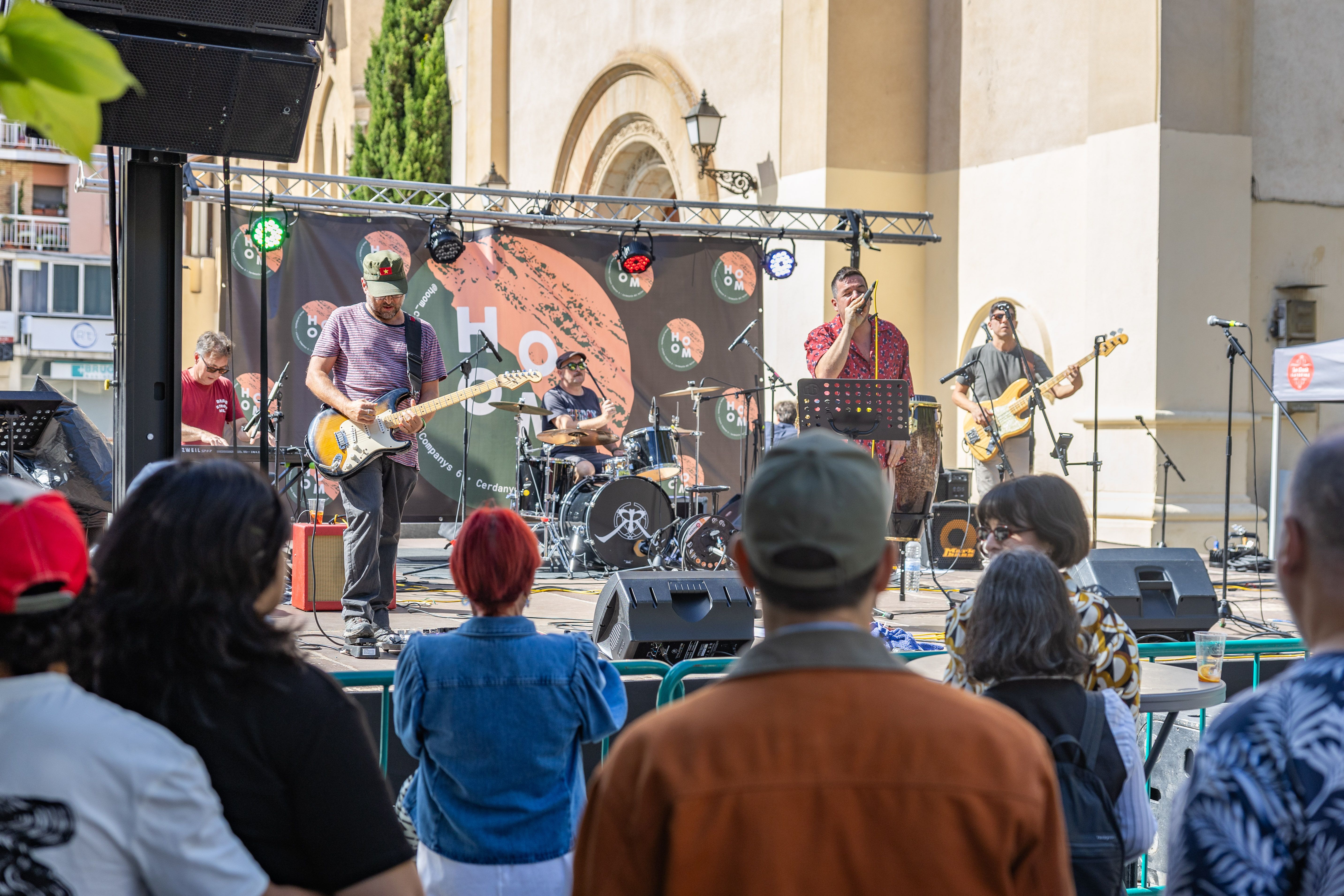 Demetris, concert organitzat per Hom, a la Plaça d'Abat Oliba, diumenge. FOTO: Arnau Padilla