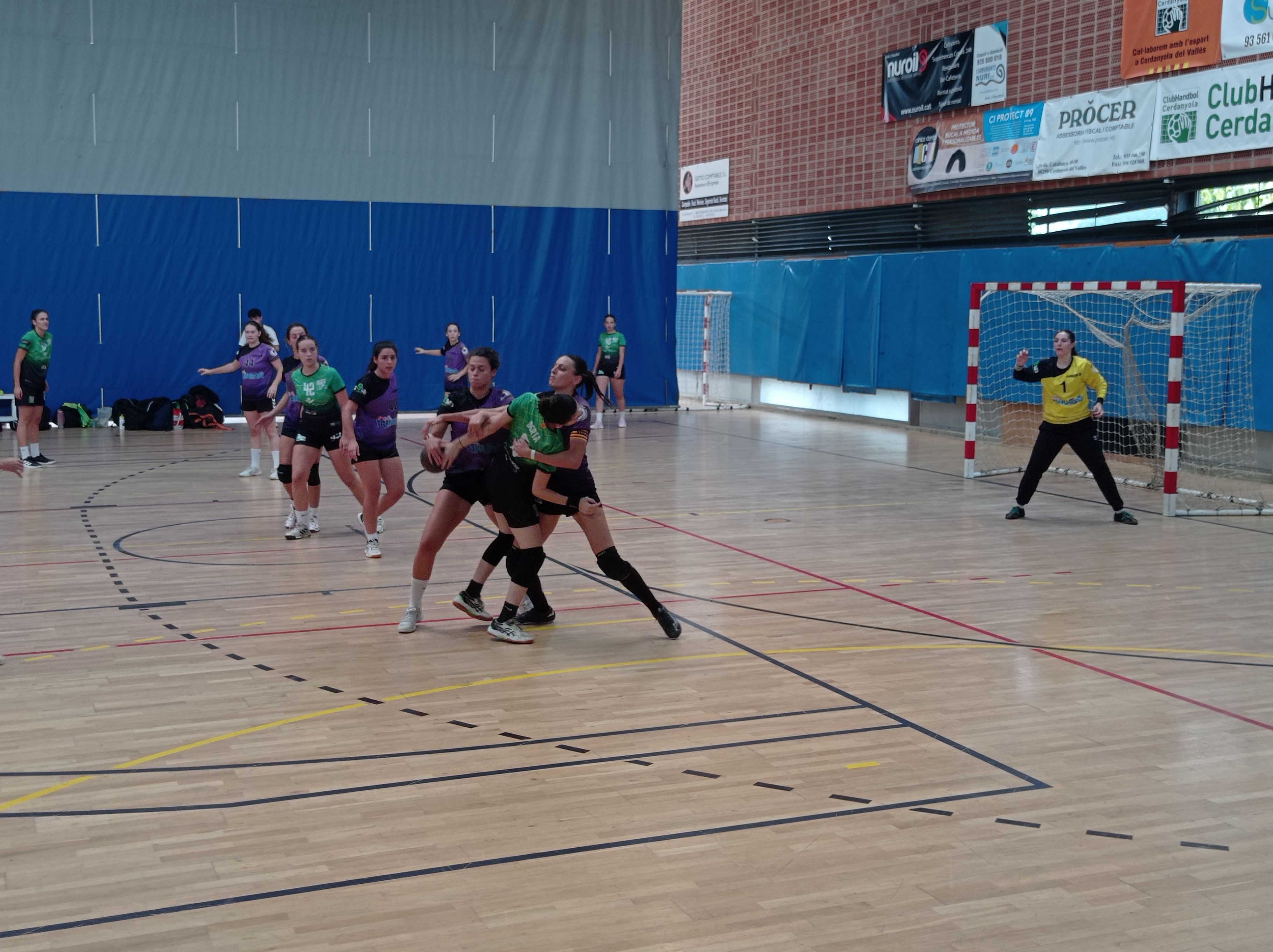 El Club Handbol Cerdanyola intenta superar la defensa del Ceaca Tàrrega al primer enfrontament com a locals de la temporada. FOTO: CHC Cerdanyola