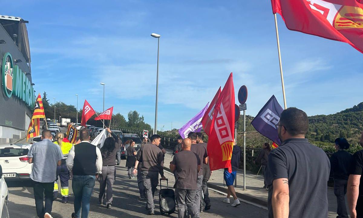 Imatge  de treballadors de l'empresa montcadenca durant la manifestació. Foto: José Ligero