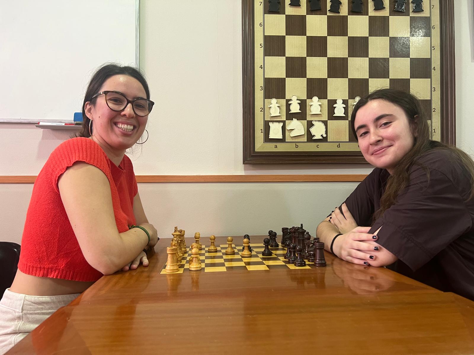 Cora Castellet i Neri Ruiz, jugadores d'escacs de Cerdanyola. FOTO: Marc Mata.