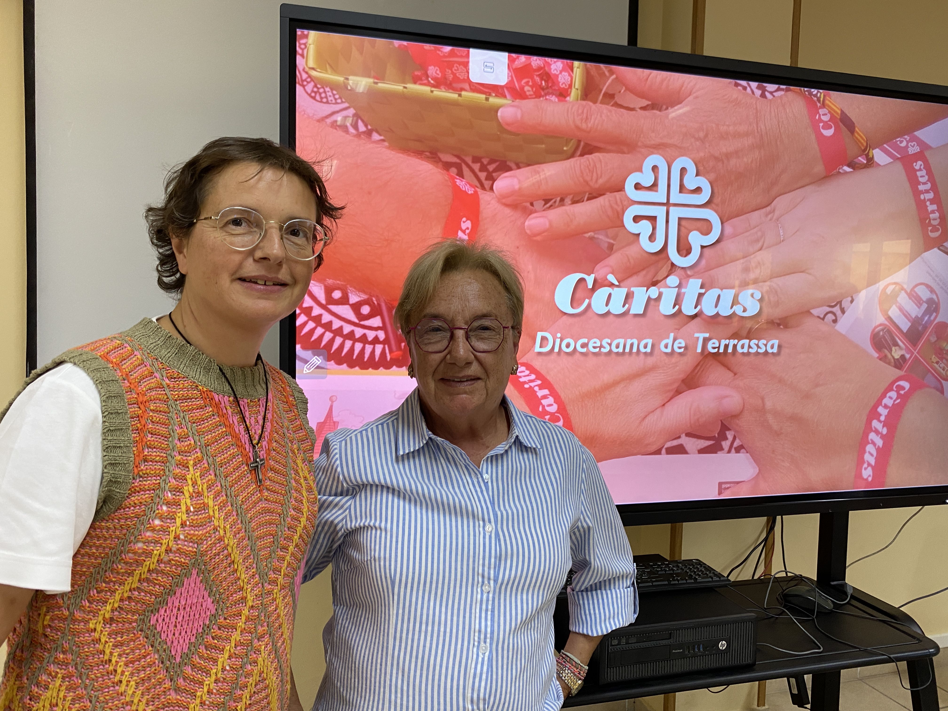 Eva Hernández i Carme Mimó, dues de les persones que fan possible el servei de Càritas a Cerdanyola.