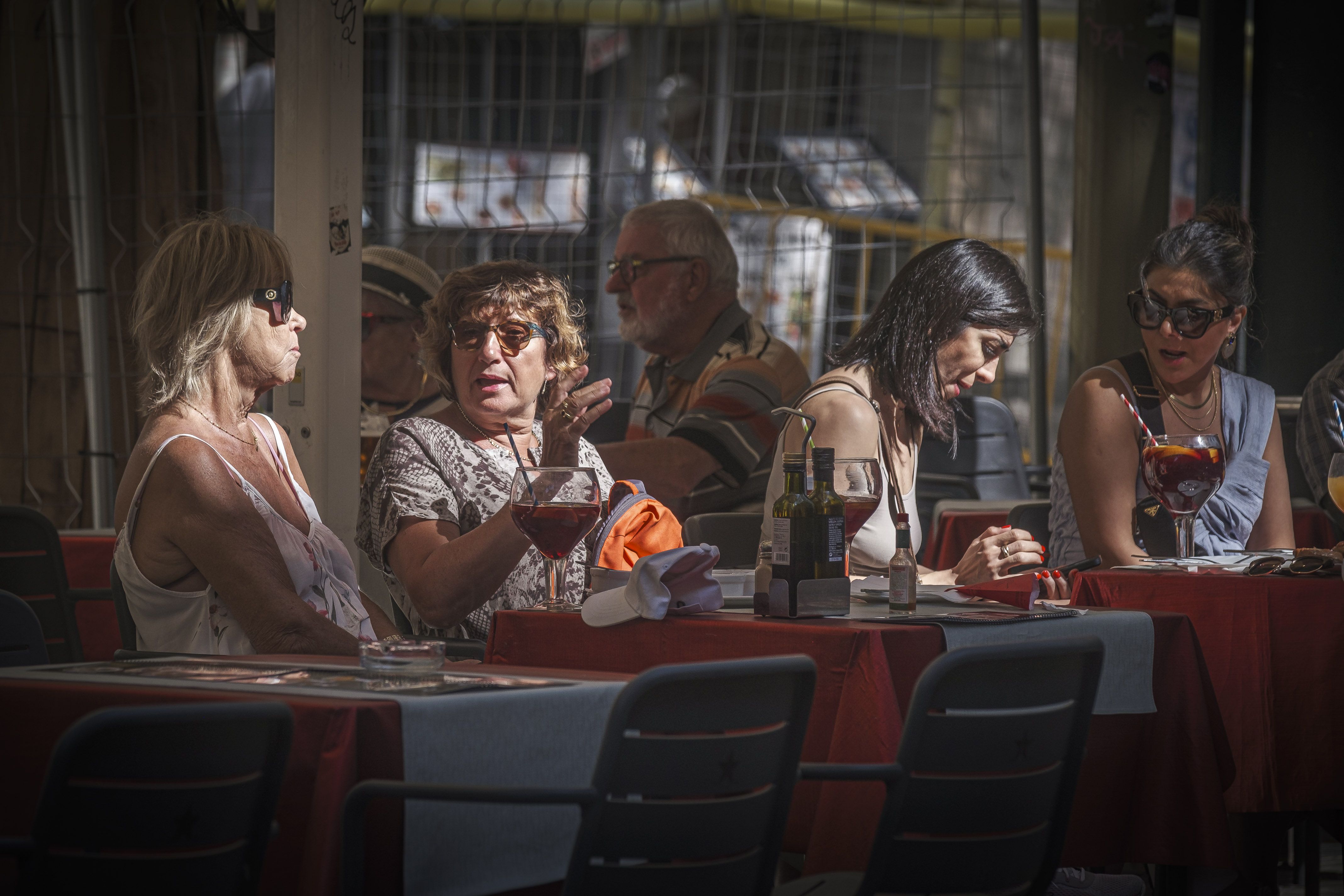 Persones consumint en una terrassa de Barcelona. Foto: Jordi Borràs (ACN)