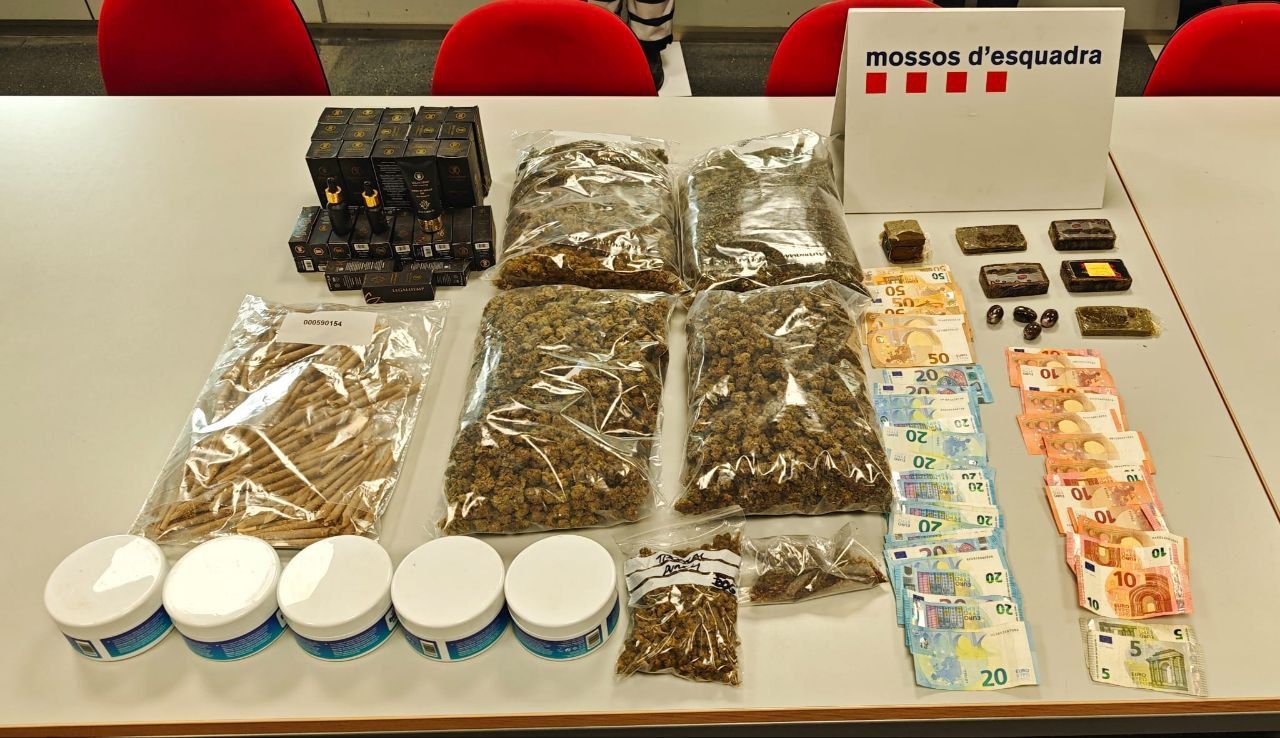 El material intervingut en l'operació: 2,4 quilograms de cabdells de marihuana, 600 grams d’haixix, cigarretes de marihuana i 1.030 euros en efectiu. FOTO: Mossos d'Esquadra
