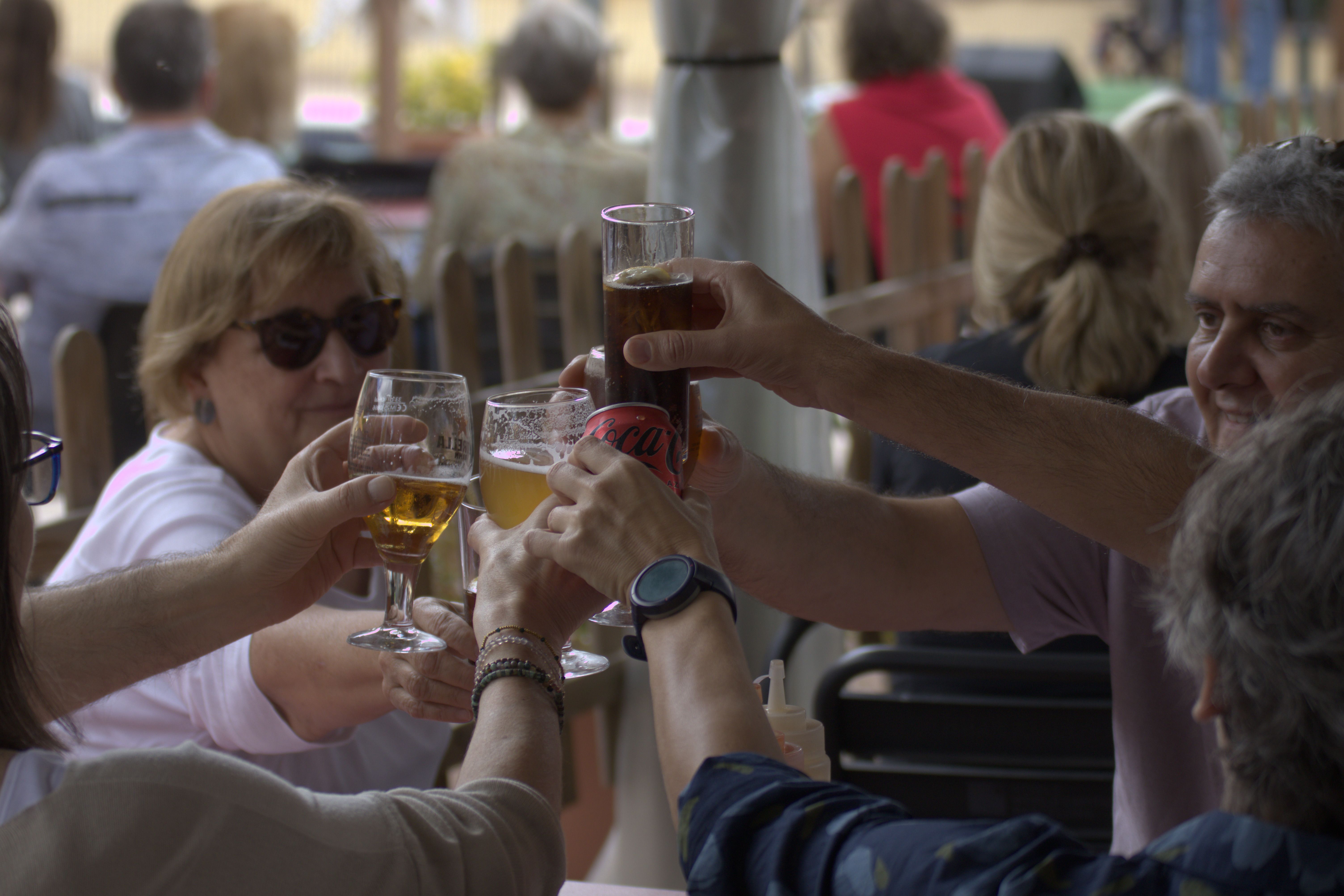 Un bon vermut amb amics i bona música a la piscina de Montflorit. Foto: Marc Mata 