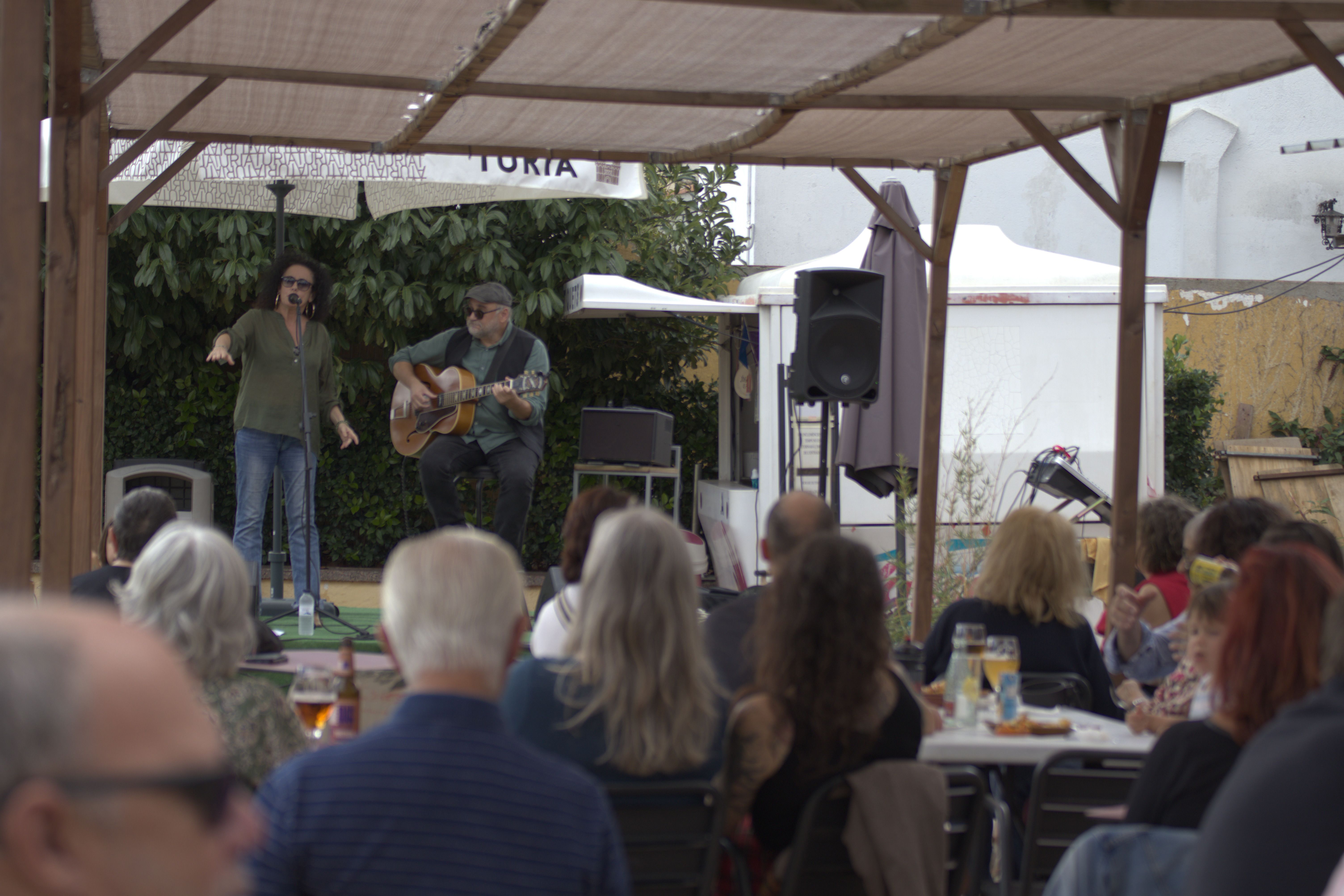 Bona música a prop d'una piscina, aquest dissabte 11 d'octubre. Foto: Marc Mata 