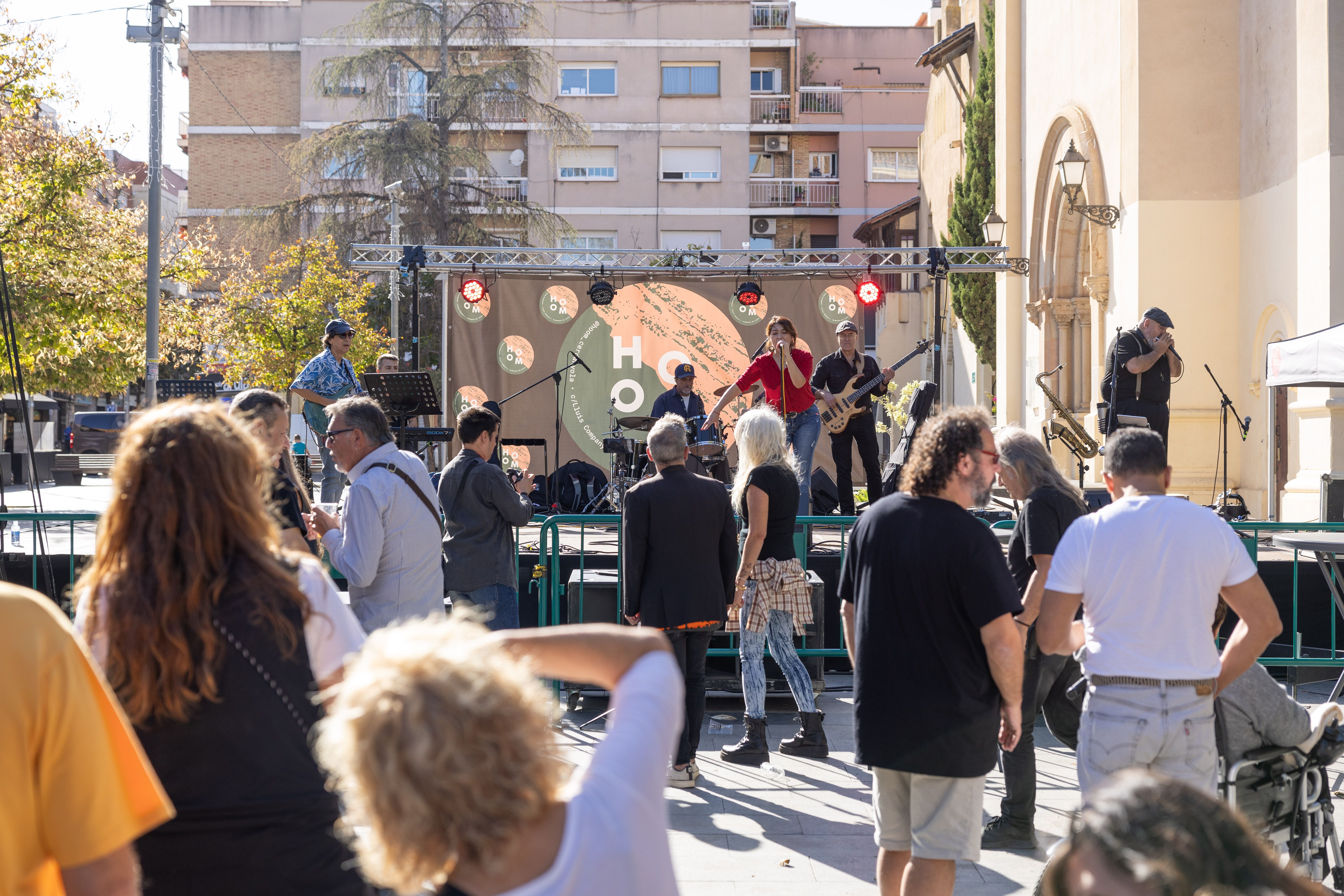 Actuació a la Plaça d'Abat Oliba, dissabte 5 . FOTO: Arnau Padilla
