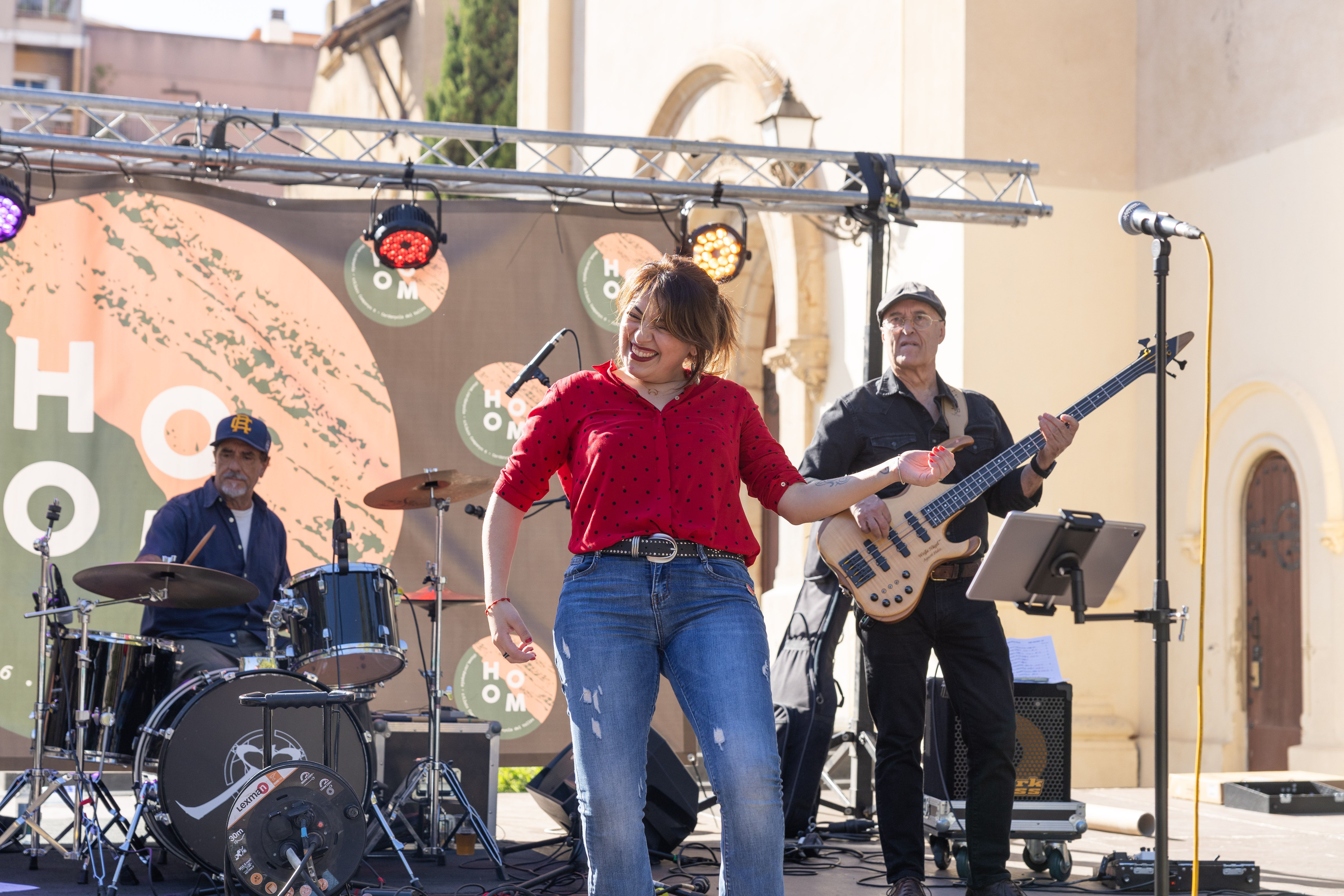 Actuació a la Plaça d'Abat Oliba, dissabte 5 . FOTO: Arnau Padilla