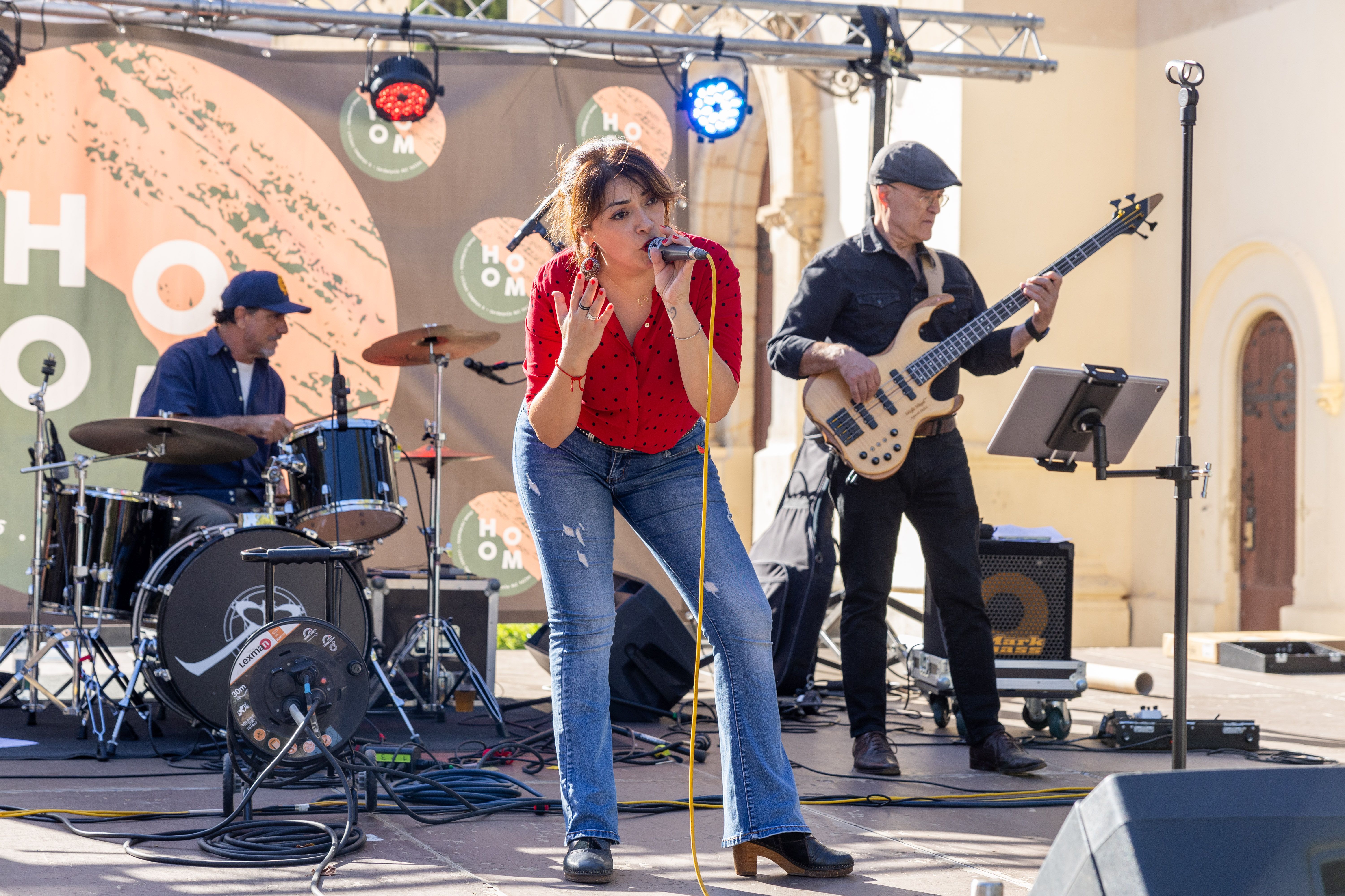 Actuació a la Plaça d'Abat Oliba, dissabte 5 . FOTO: Arnau Padilla