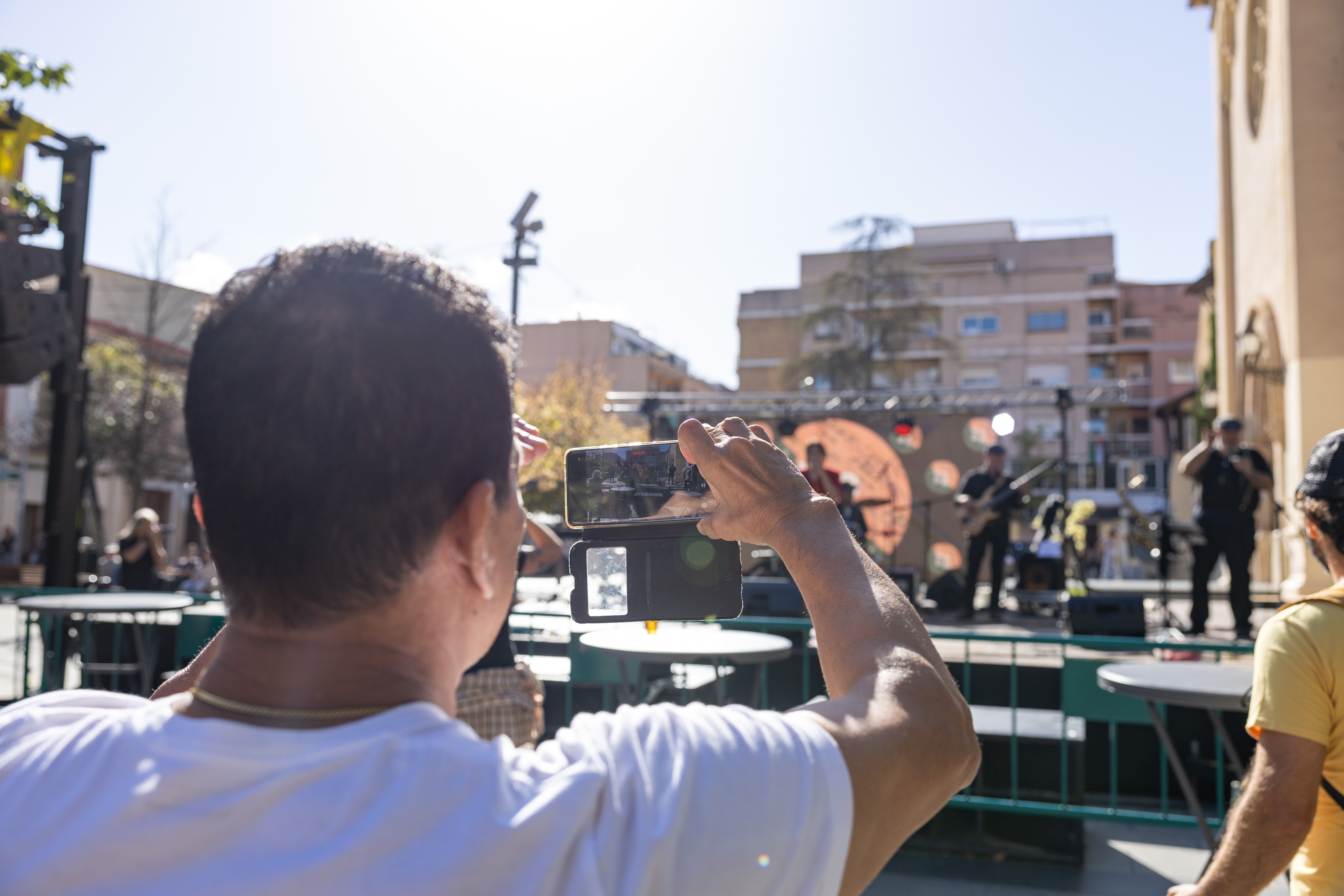 Públic en un dels concerts a la Plaça d'Abat Oliba, dissabte 5 . FOTO: Arnau Padilla