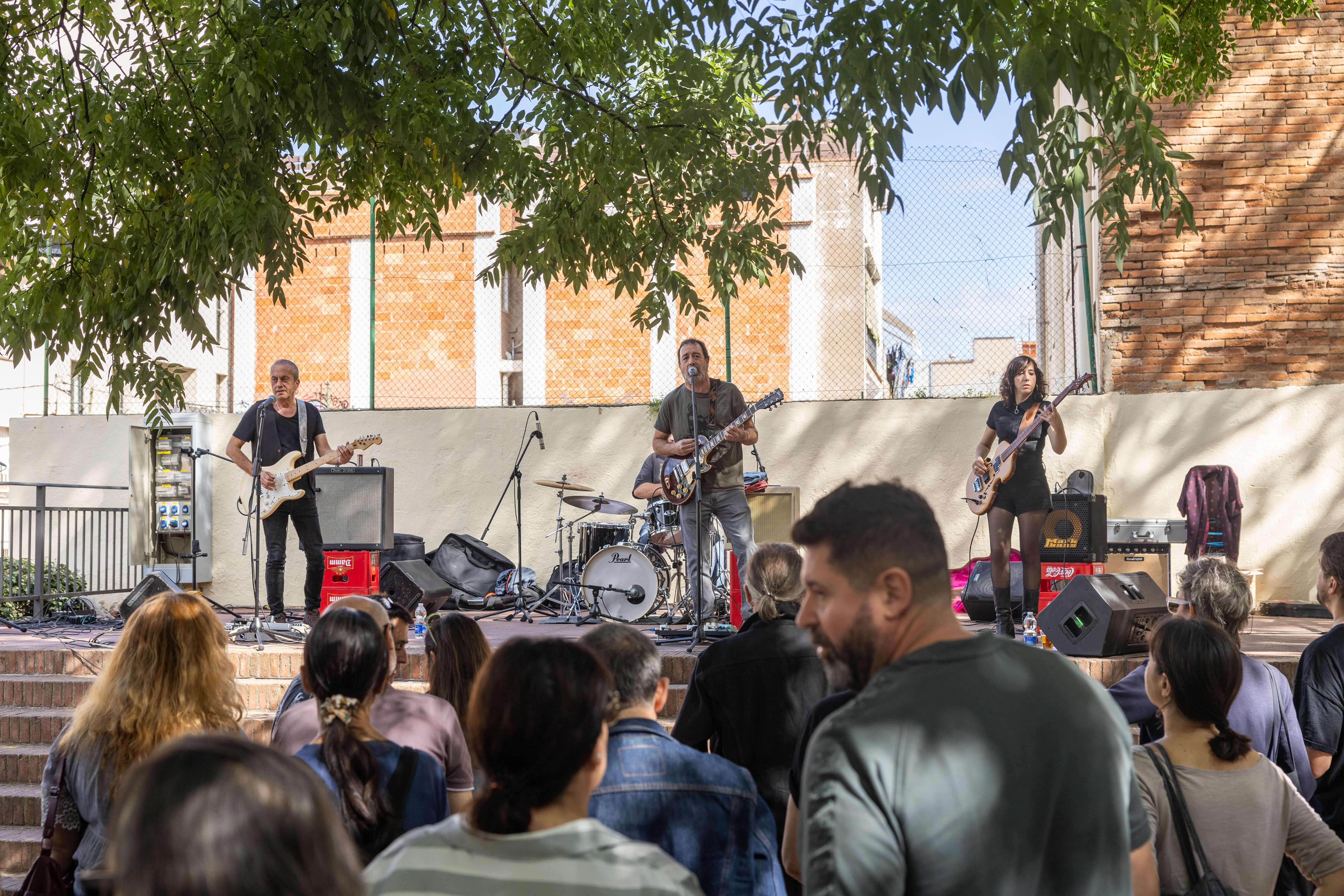 Concert de Wild Incordios, a la plaça de Jaume Grau i Altayó, organitzat pel nou bar Malvar. FOTO: Arnau Padilla