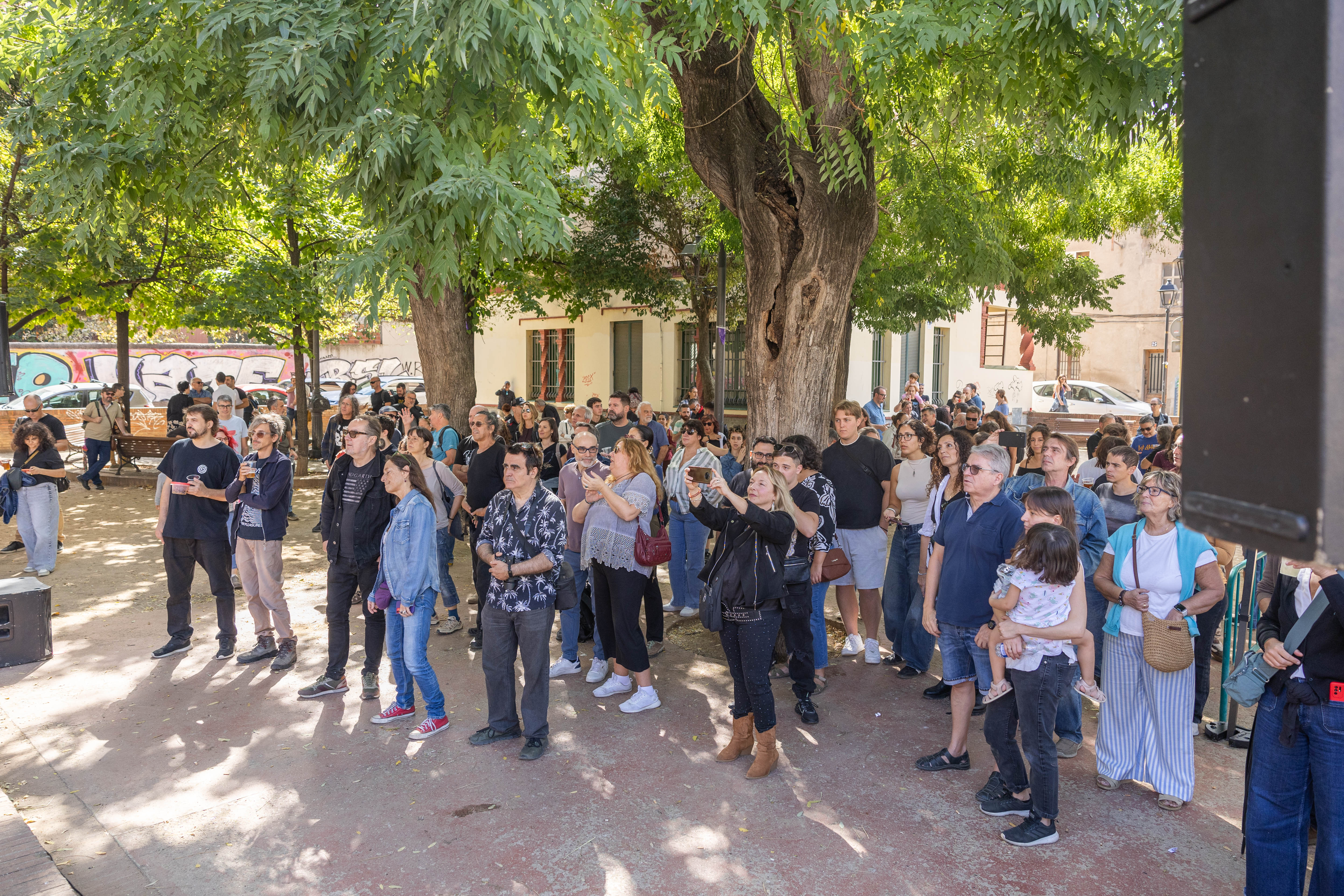 Públic a la plaça de Jaume Grau i Altayó, en un dels concerts del nou bar Malvar. FOTO: Arnau Padilla