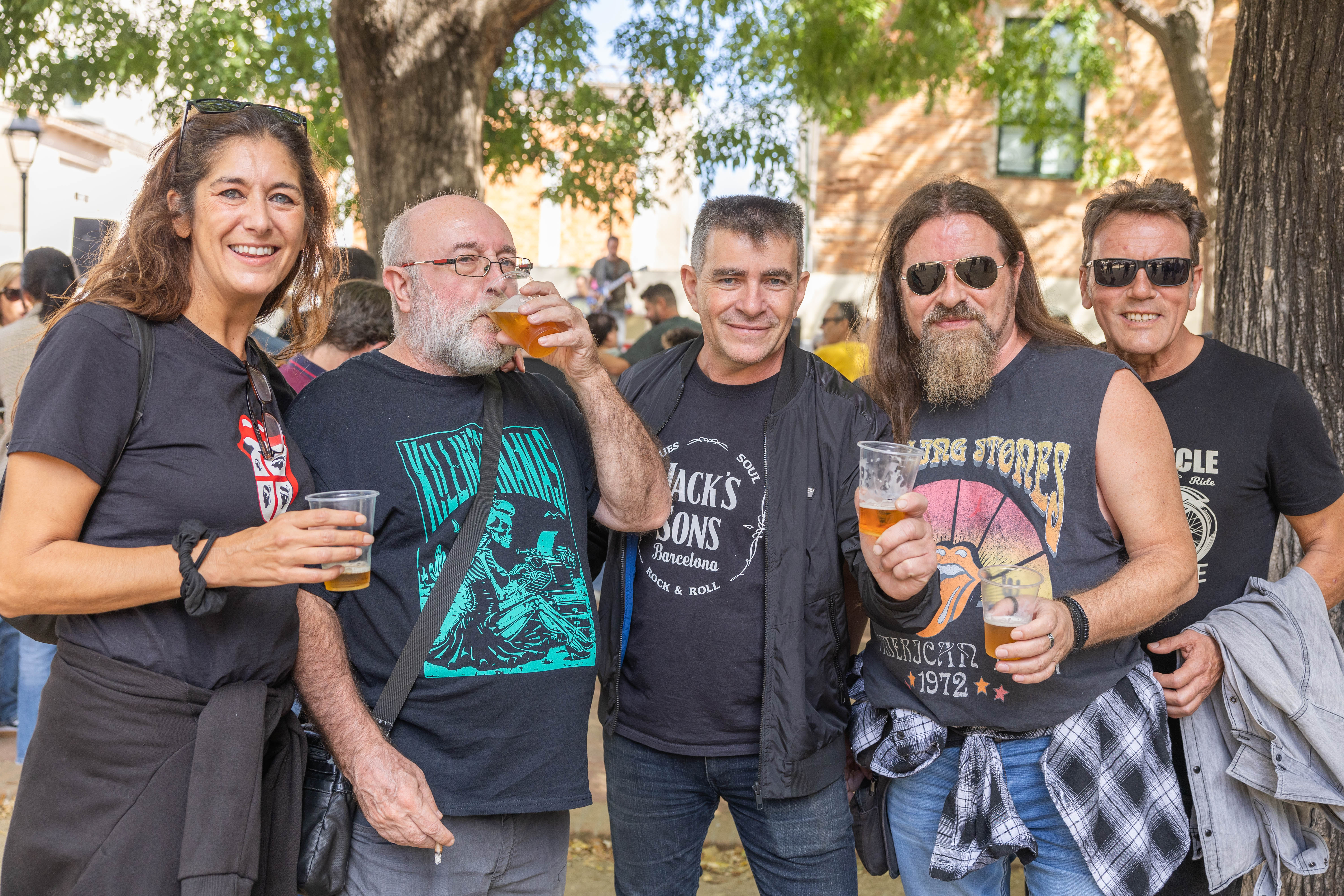 Públic a la plaça de Jaume Grau i Altayó, en un dels concerts del nou bar Malvar. FOTO: Arnau Padilla