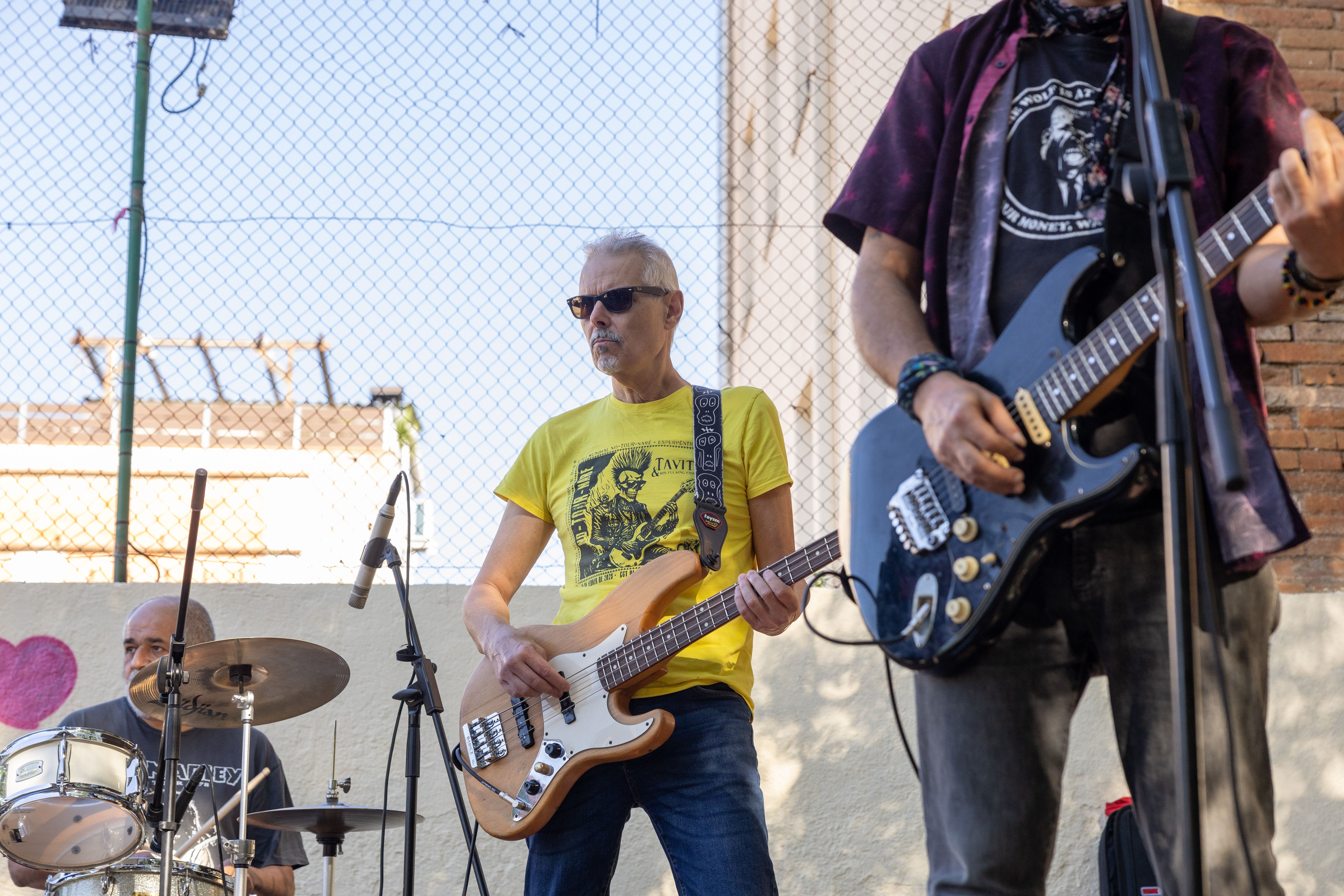 Smoking Stones a la plaça de Jaume Grau i Altayó, més coneguda com la plaça de la Música. FOTO: Arnau Padilla