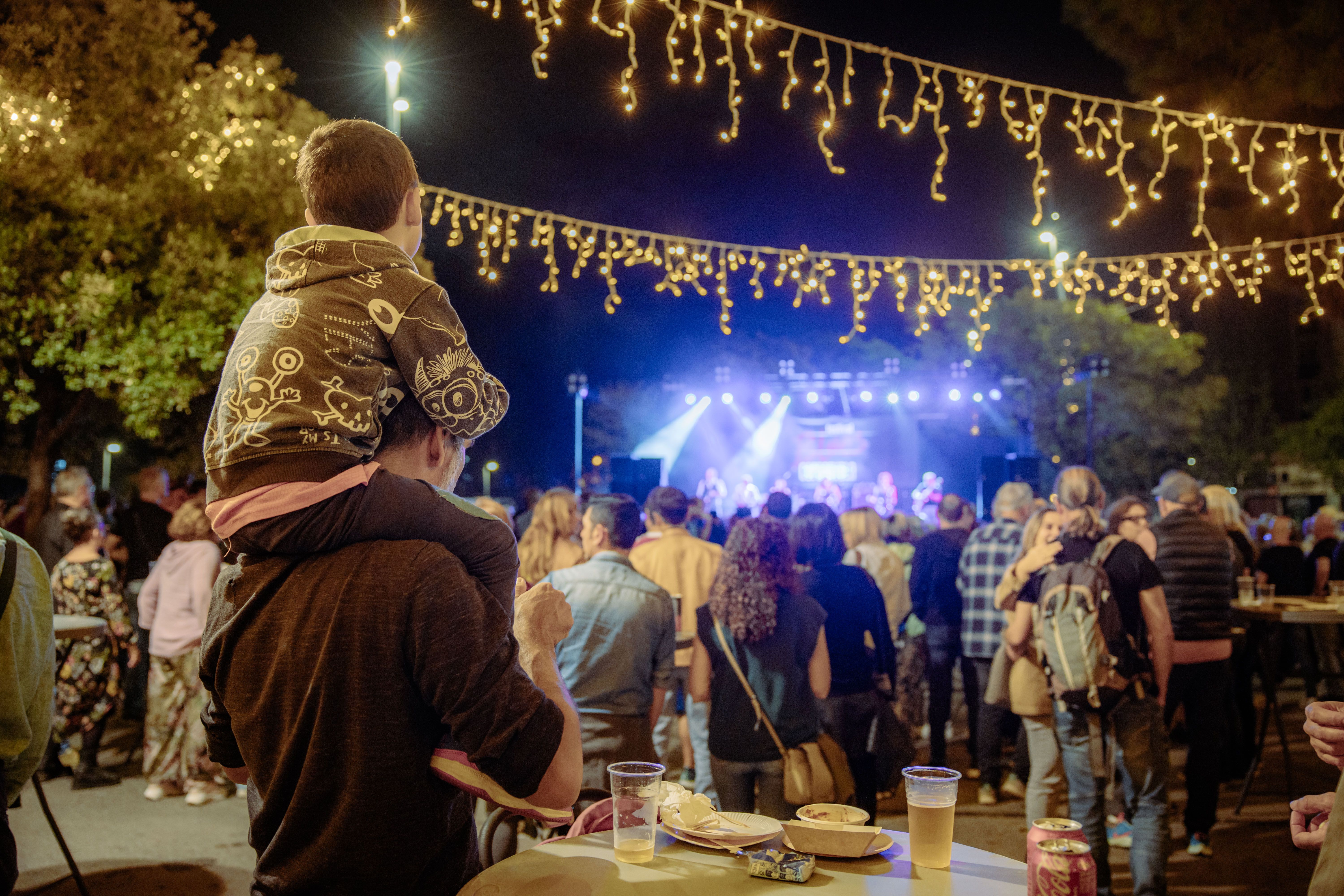 El públic va gaudir de les actuacions de The Sparkles i Sol Lagarto al pla de les Alzines, en una nit plena de blues i tapes al Mercat de les Fontetes.