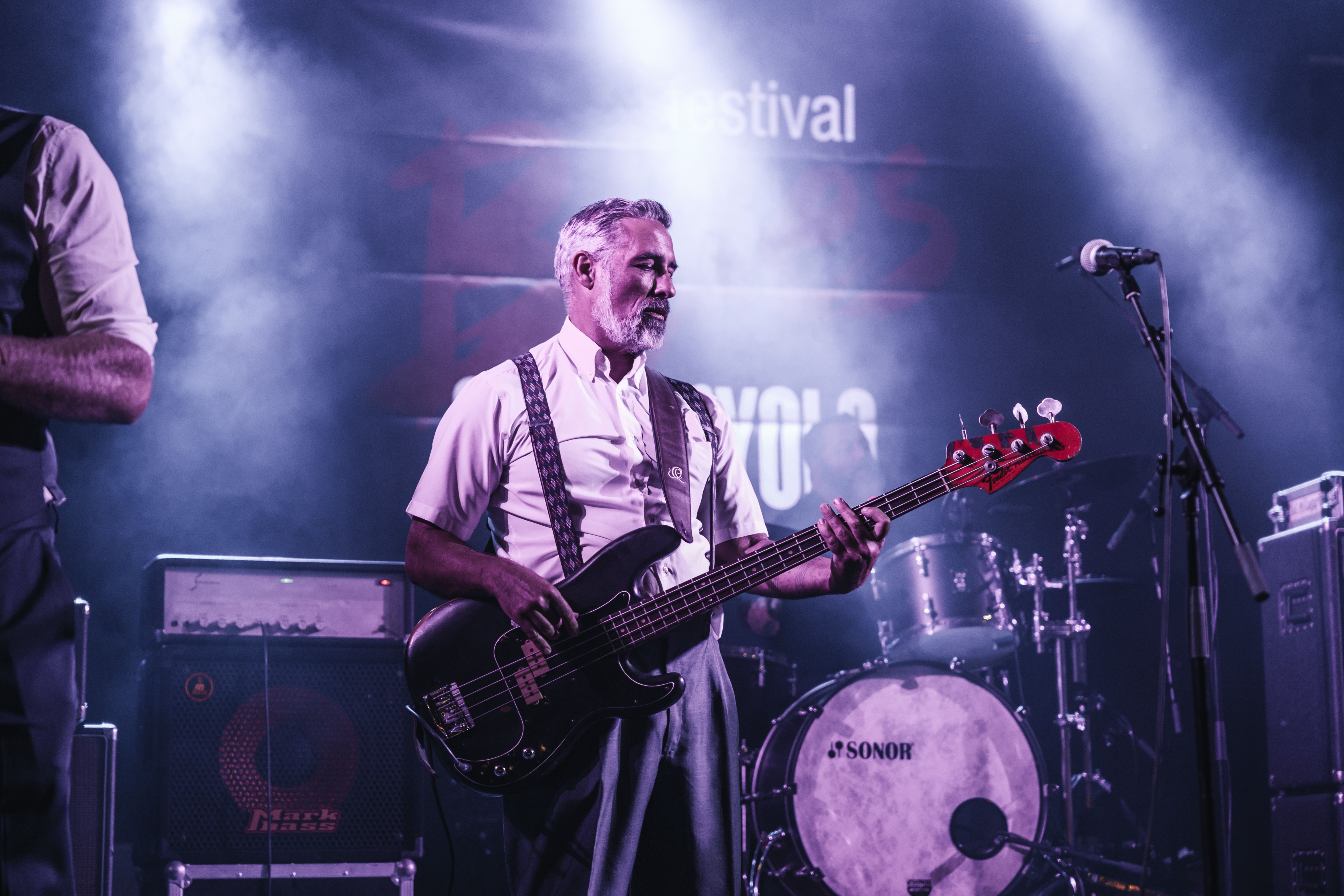 El públic va gaudir de les actuacions de The Sparkles i Sol Lagarto al pla de les Alzines, en una nit plena de blues i tapes al Mercat de les Fontetes. FOTO: Arnau Padilla