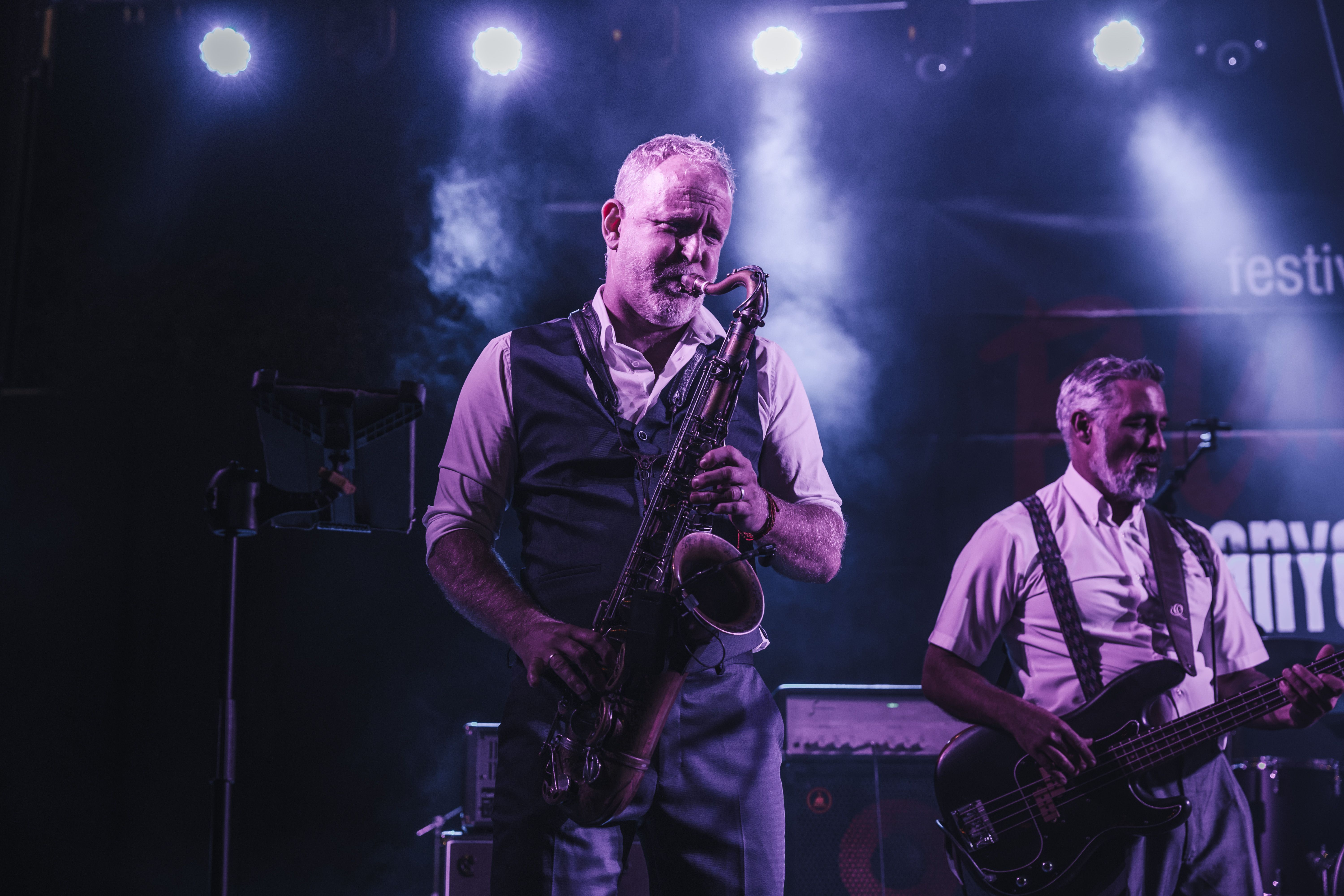 El públic va gaudir de les actuacions de The Sparkles i Sol Lagarto al pla de les Alzines, en una nit plena de blues i tapes al Mercat de les Fontetes. FOTO: Arnau Padilla
