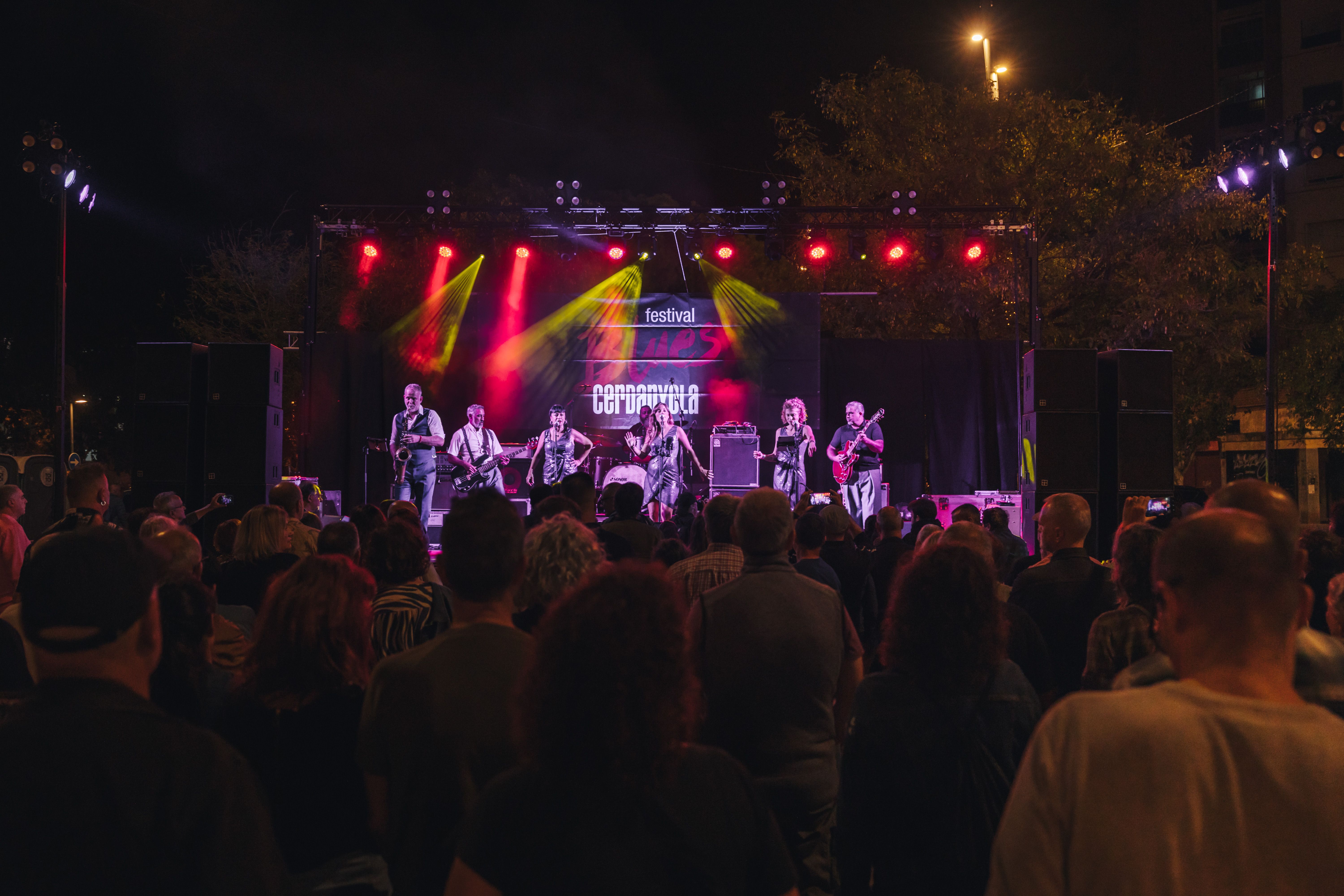 El públic va gaudir de les actuacions de The Sparkles i Sol Lagarto al pla de les Alzines, en una nit plena de blues i tapes al Mercat de les Fontetes. FOTO: Arnau Padilla
