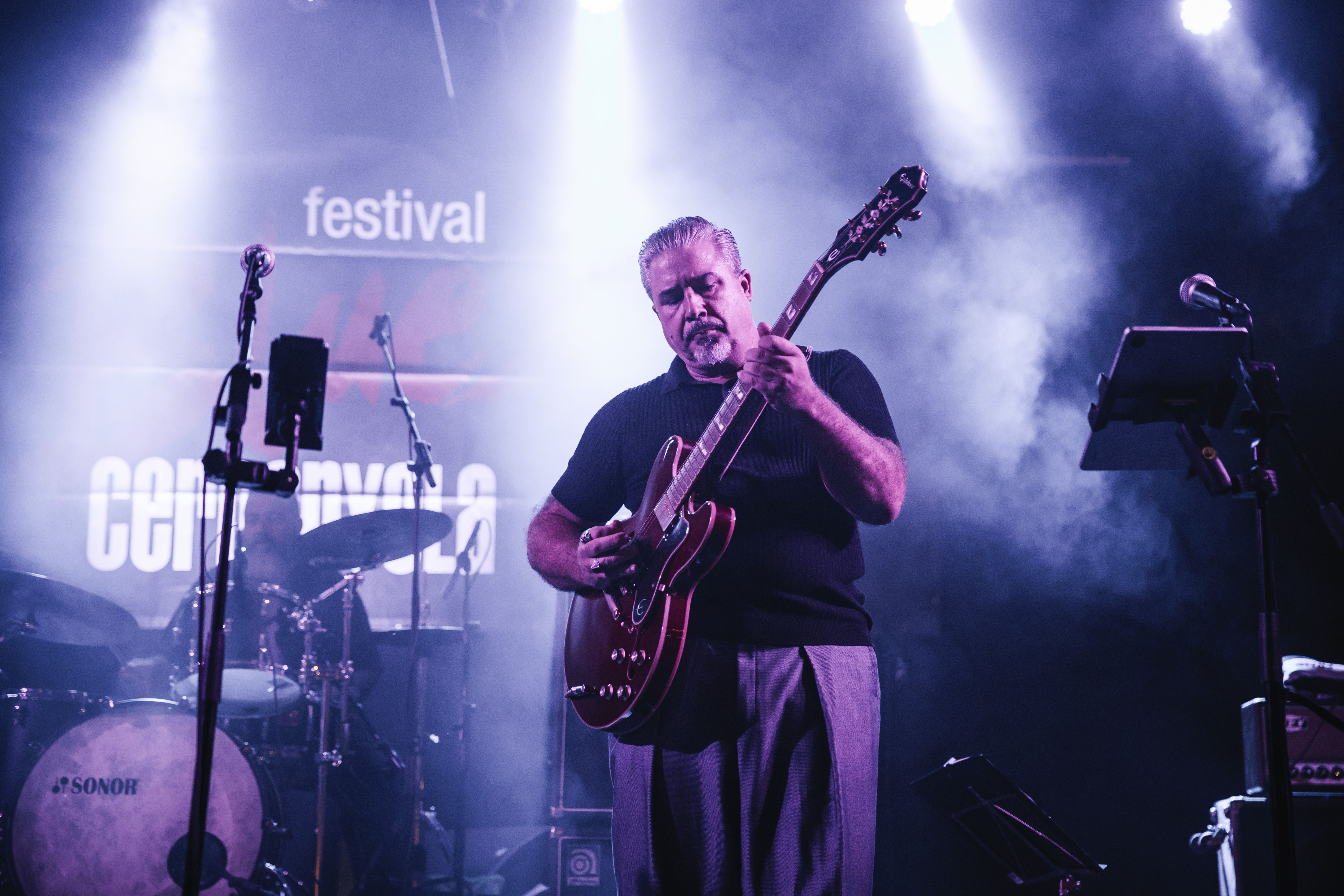 El públic va gaudir de les actuacions de The Sparkles i Sol Lagarto al pla de les Alzines, en una nit plena de blues i tapes al Mercat de les Fontetes. FOTO: Arnau Padilla