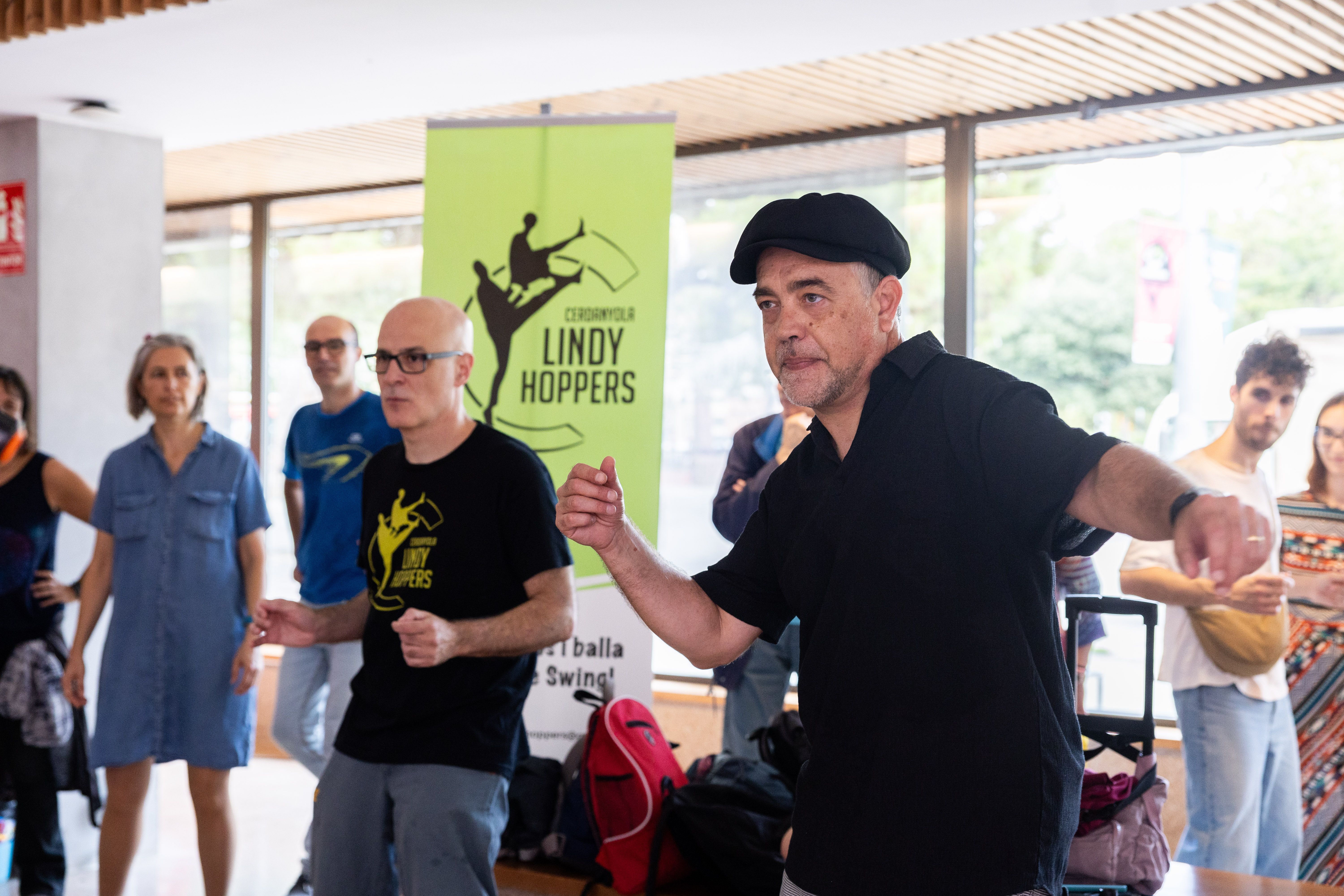 Ballada de blues al Mercat Municipal de les Fontetes, entre les parades del mercat, en una jornada que va unir música i comerç local. FOTO: Arnau Padilla