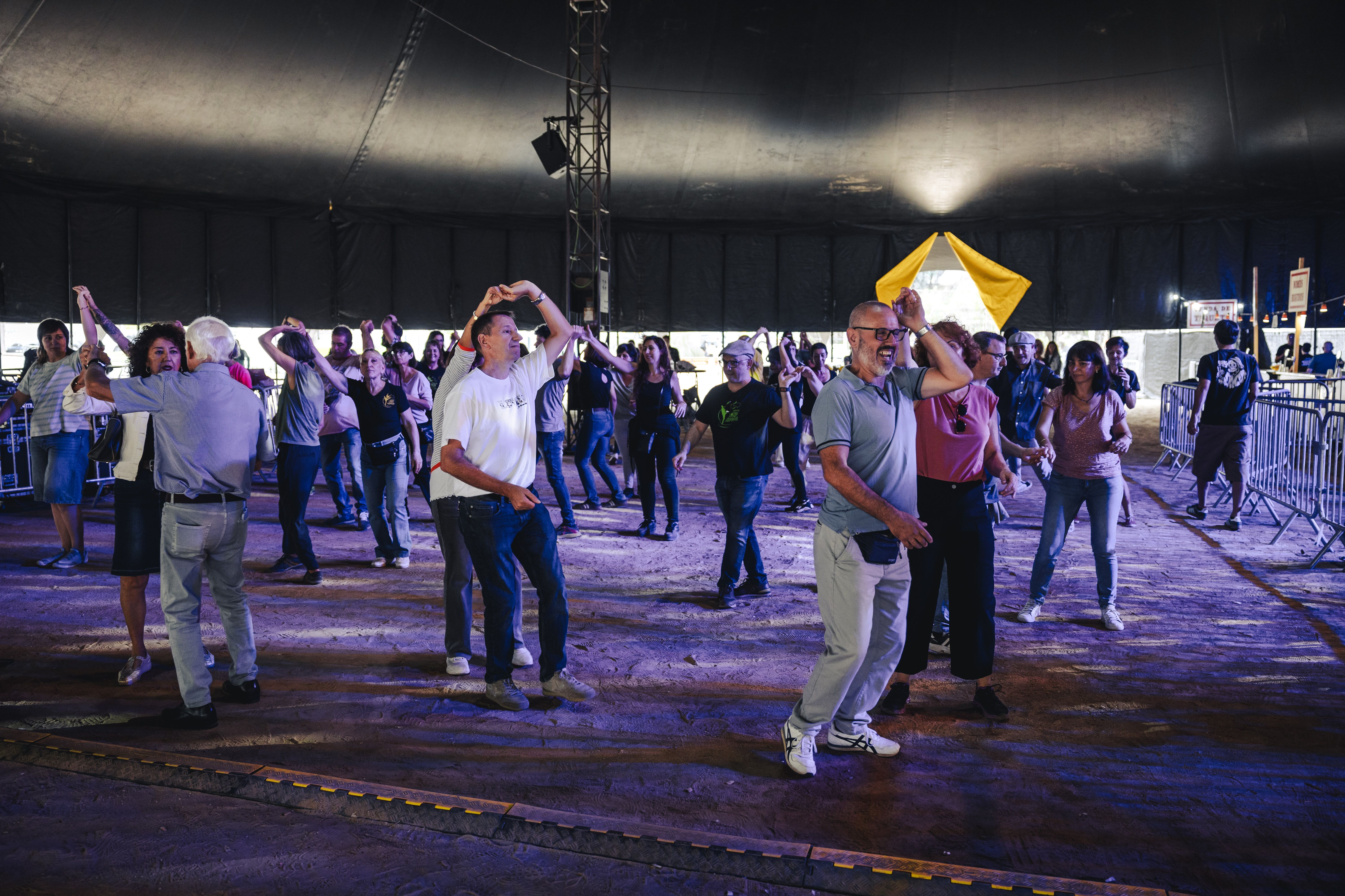 Els Lindy Hoppers de Cerdanyola omplen la carpa del Parc Xarau amb ritme i bon ambient durant la classe oberta de blues & swing.