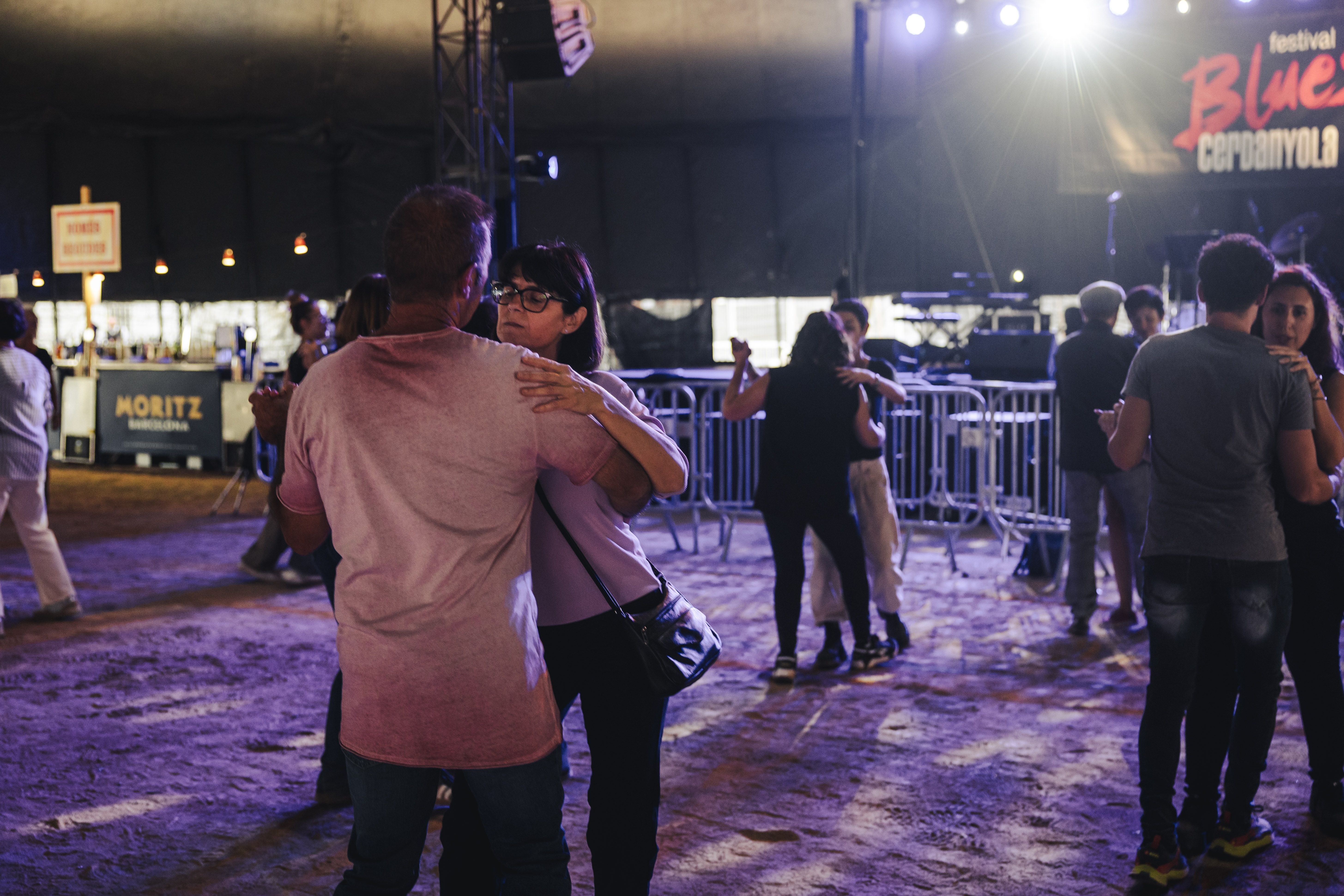 Els Lindy Hoppers de Cerdanyola omplen la carpa del Parc Xarau amb ritme i bon ambient durant la classe oberta de blues & swing. FOTO: Arnau Padilla