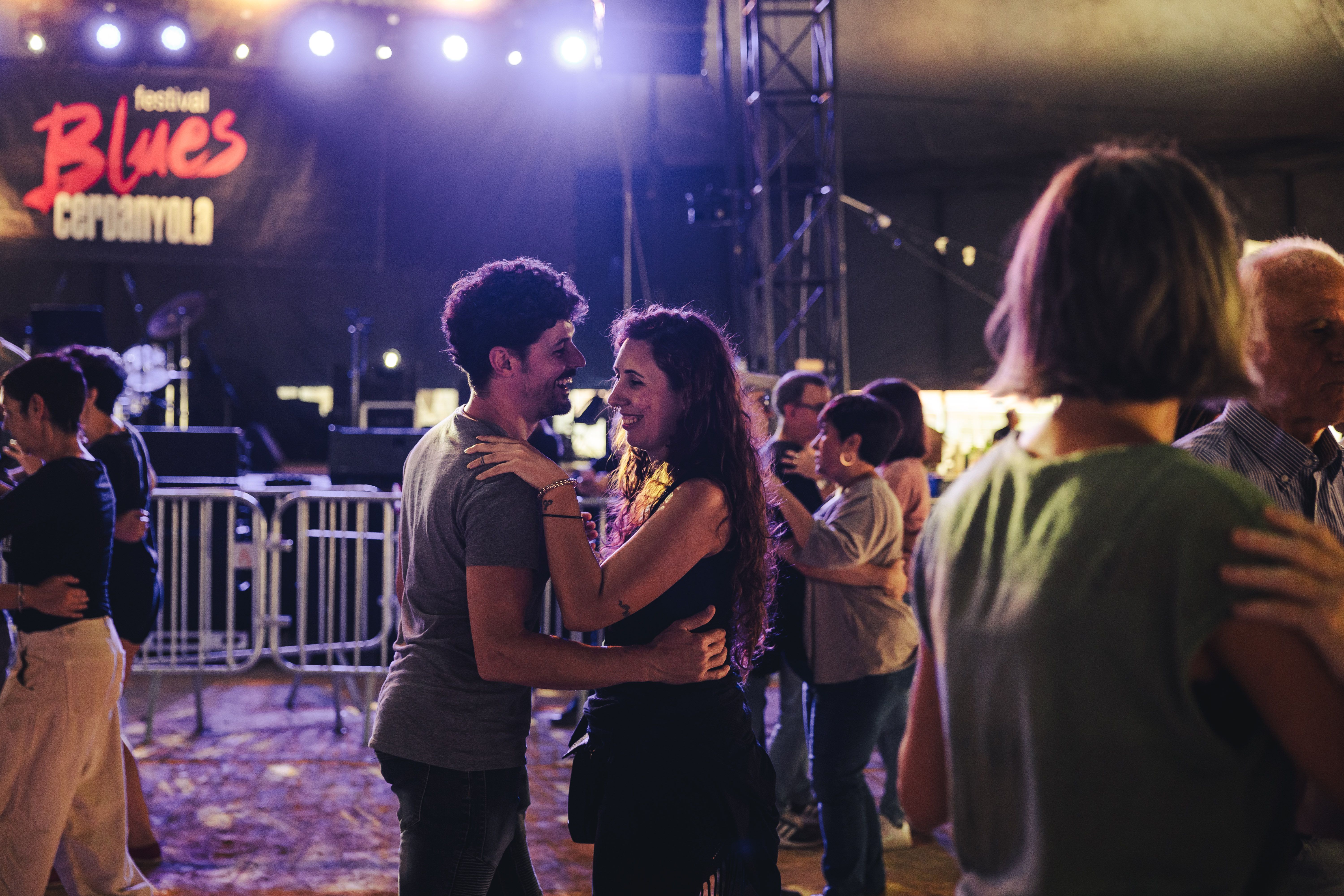 Els Lindy Hoppers de Cerdanyola omplen la carpa del Parc Xarau amb ritme i bon ambient durant la classe oberta de blues & swing. FOTO: Arnau Padilla