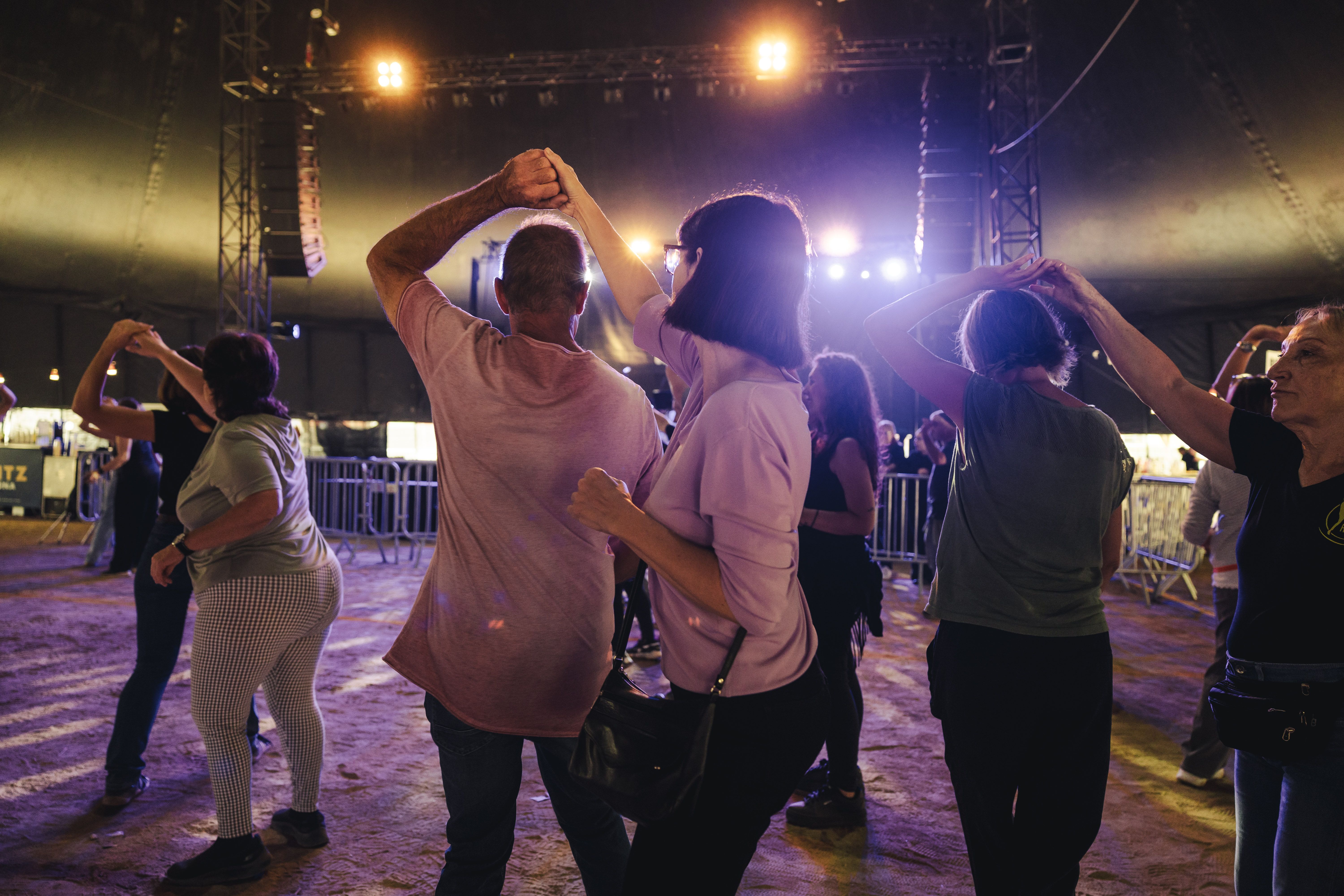 Els Lindy Hoppers de Cerdanyola omplen la carpa del Parc Xarau amb ritme i bon ambient durant la classe oberta de blues & swing. FOTO: Arnau Padilla