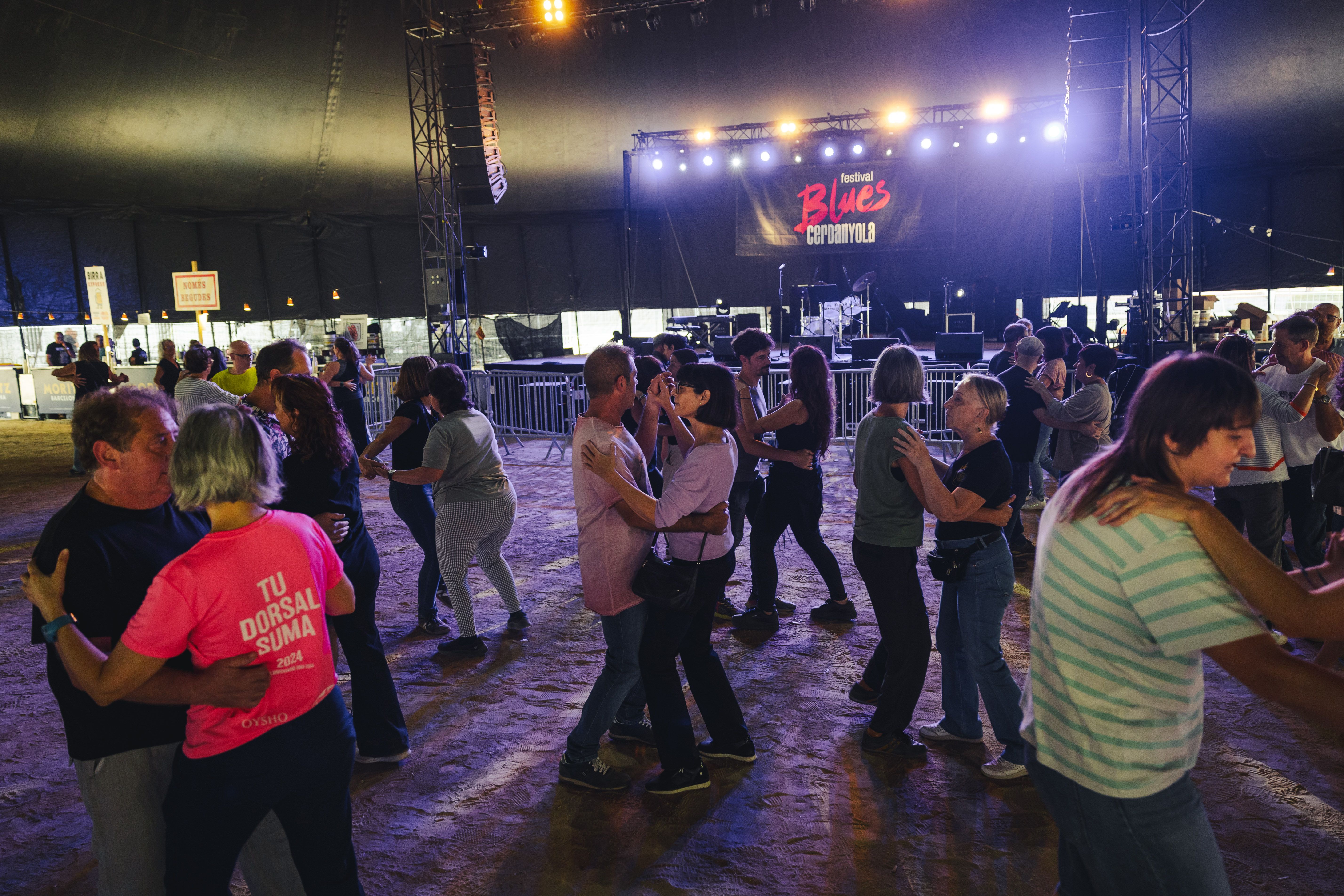 Els Lindy Hoppers de Cerdanyola omplen la carpa del Parc Xarau amb ritme i bon ambient durant la classe oberta de blues & swing. FOTO: Arnau Padilla