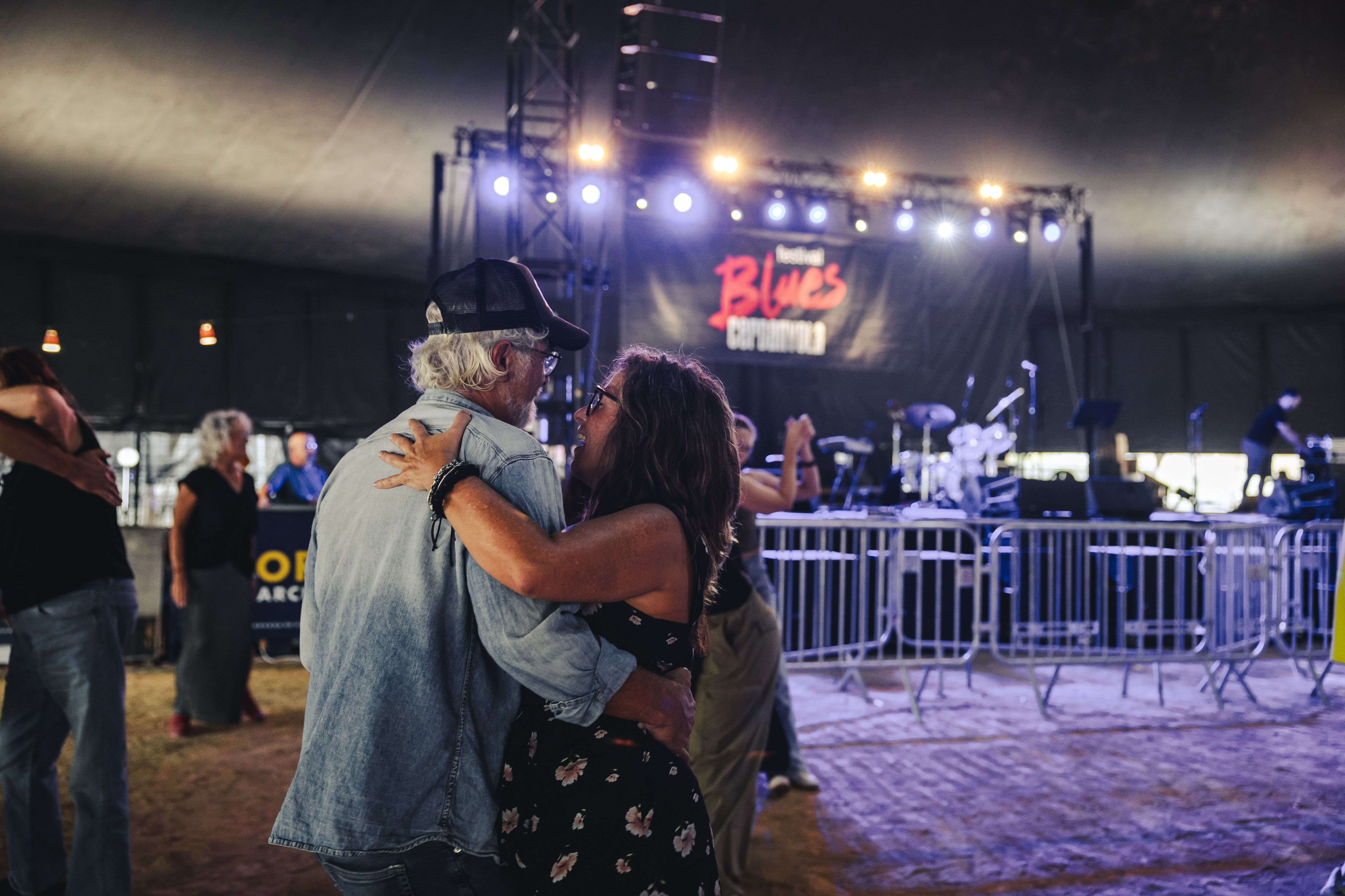 Els Lindy Hoppers de Cerdanyola omplen la carpa del Parc Xarau amb ritme i bon ambient durant la classe oberta de blues & swing. FOTO: Arnau Padilla