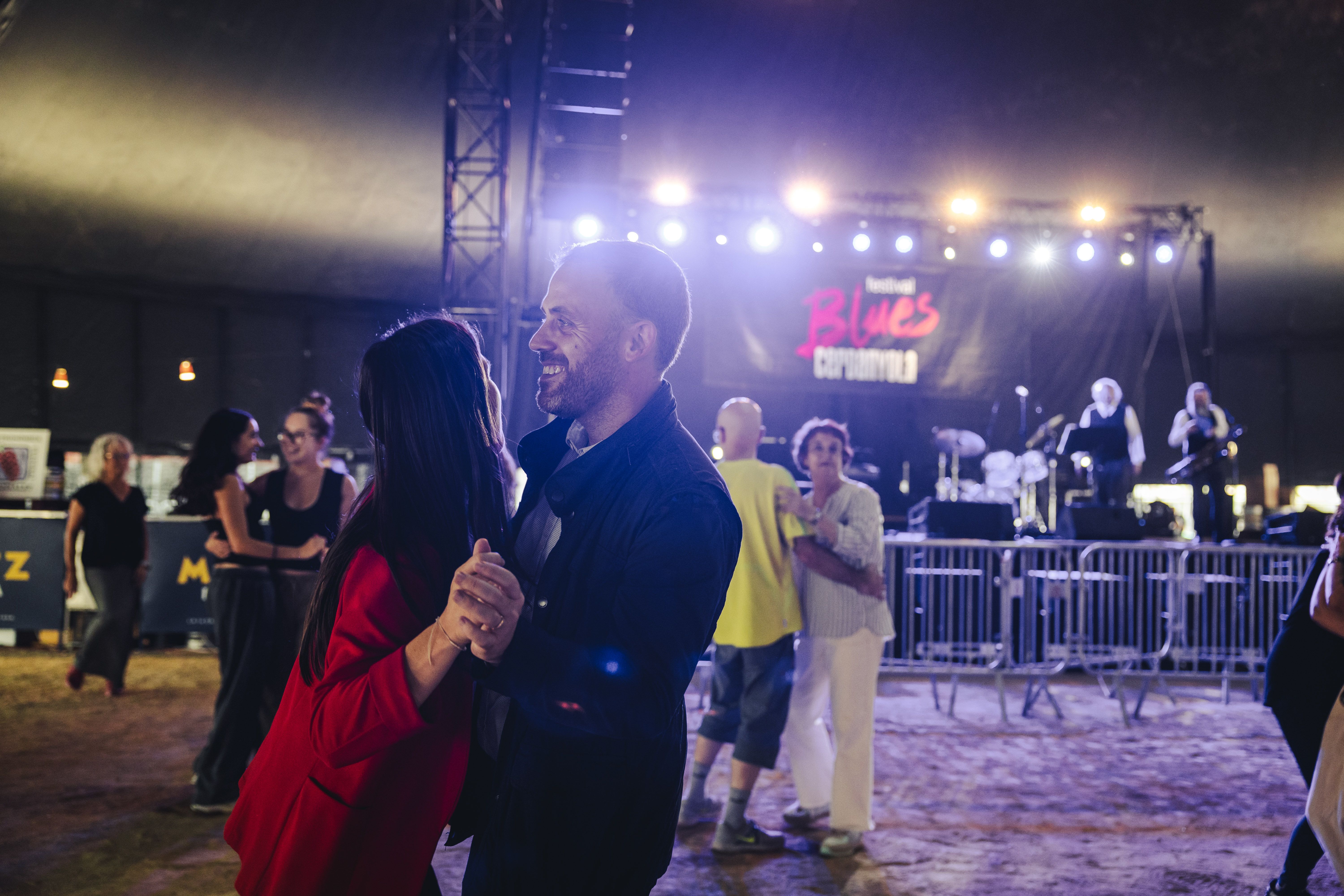 Els Lindy Hoppers de Cerdanyola omplen la carpa del Parc Xarau amb ritme i bon ambient durant la classe oberta de blues & swing. FOTO: Arnau Padilla