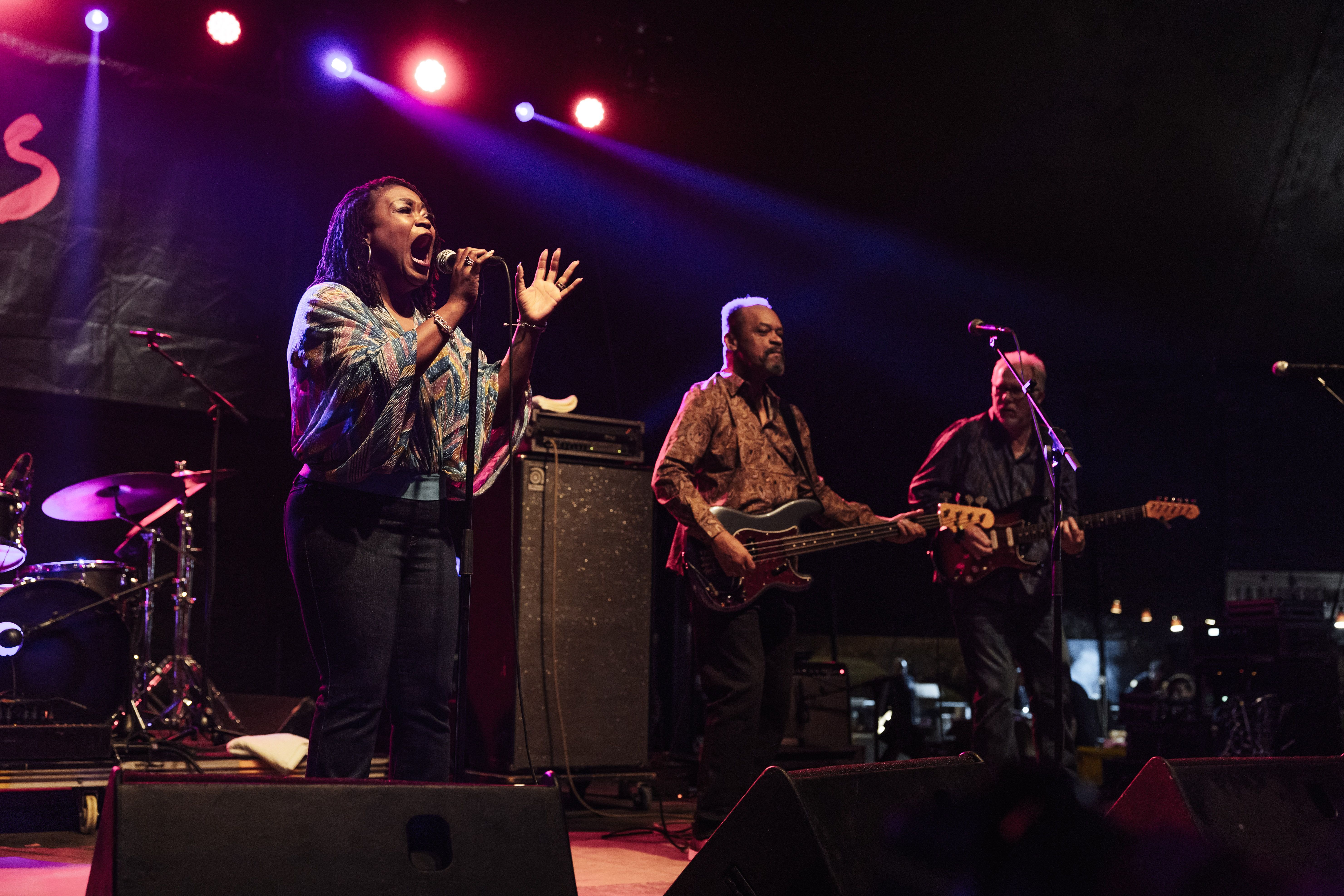 Actuació de Shemekia Copeland, a la carpa del Parc Xarau, en la cloenda del Festival Internacional Blues Cerdanyola 2025. Foto: Arnau Padilla