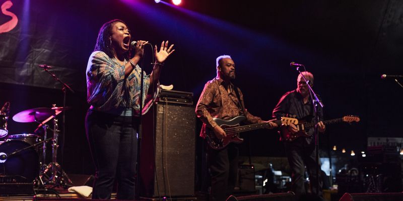 Actuació de Shemekia Copeland, a la carpa del Parc Xarau, en la cloenda del Festival Internacional Blues Cerdanyola 2025. Foto: Arnau Padilla