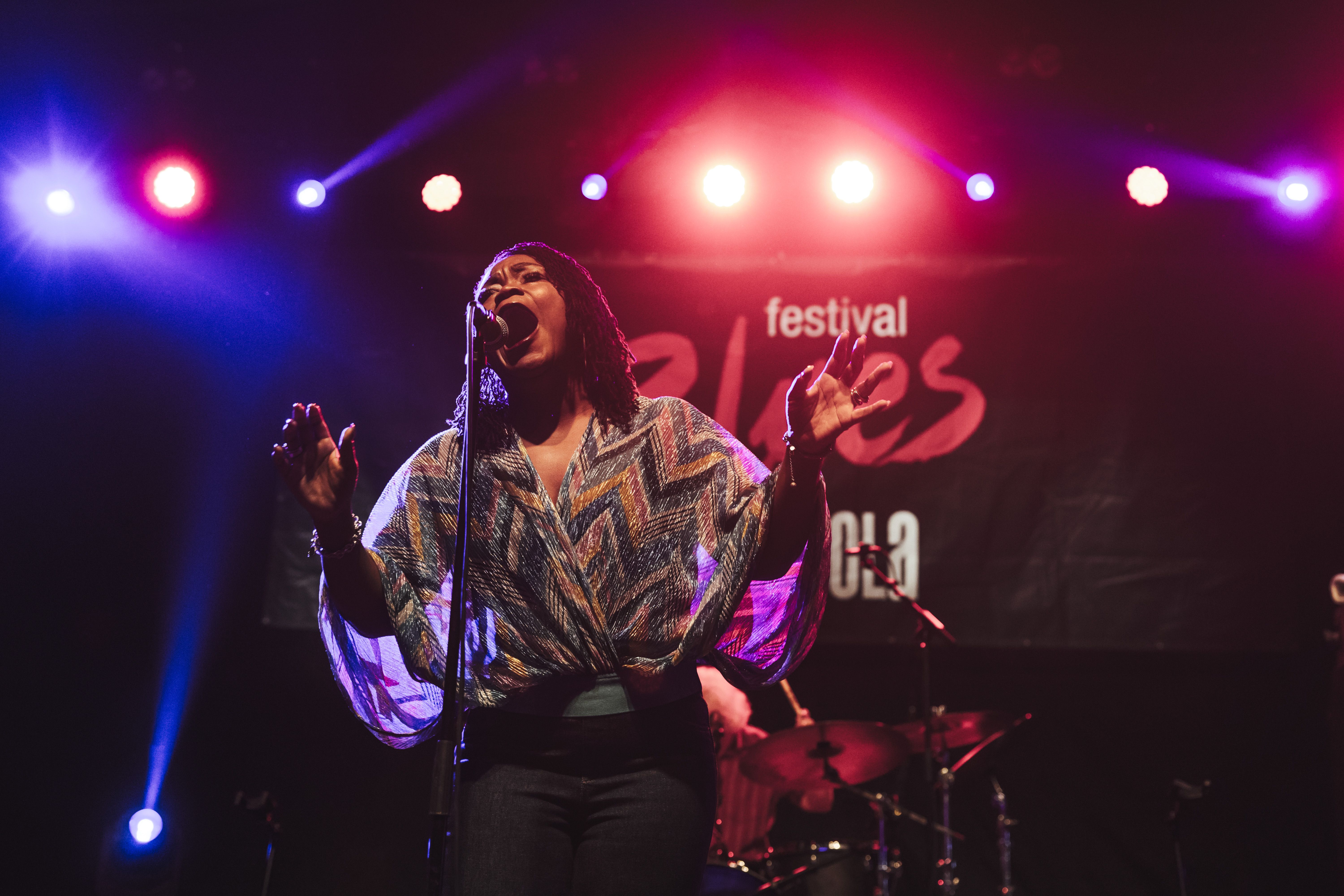 Shemekia Copeland, durant la seva actuació a la carpa del Parc Xarau, en la cloenda del Festival Internacional Blues Cerdanyola 2025. Foto: Arnau Padilla