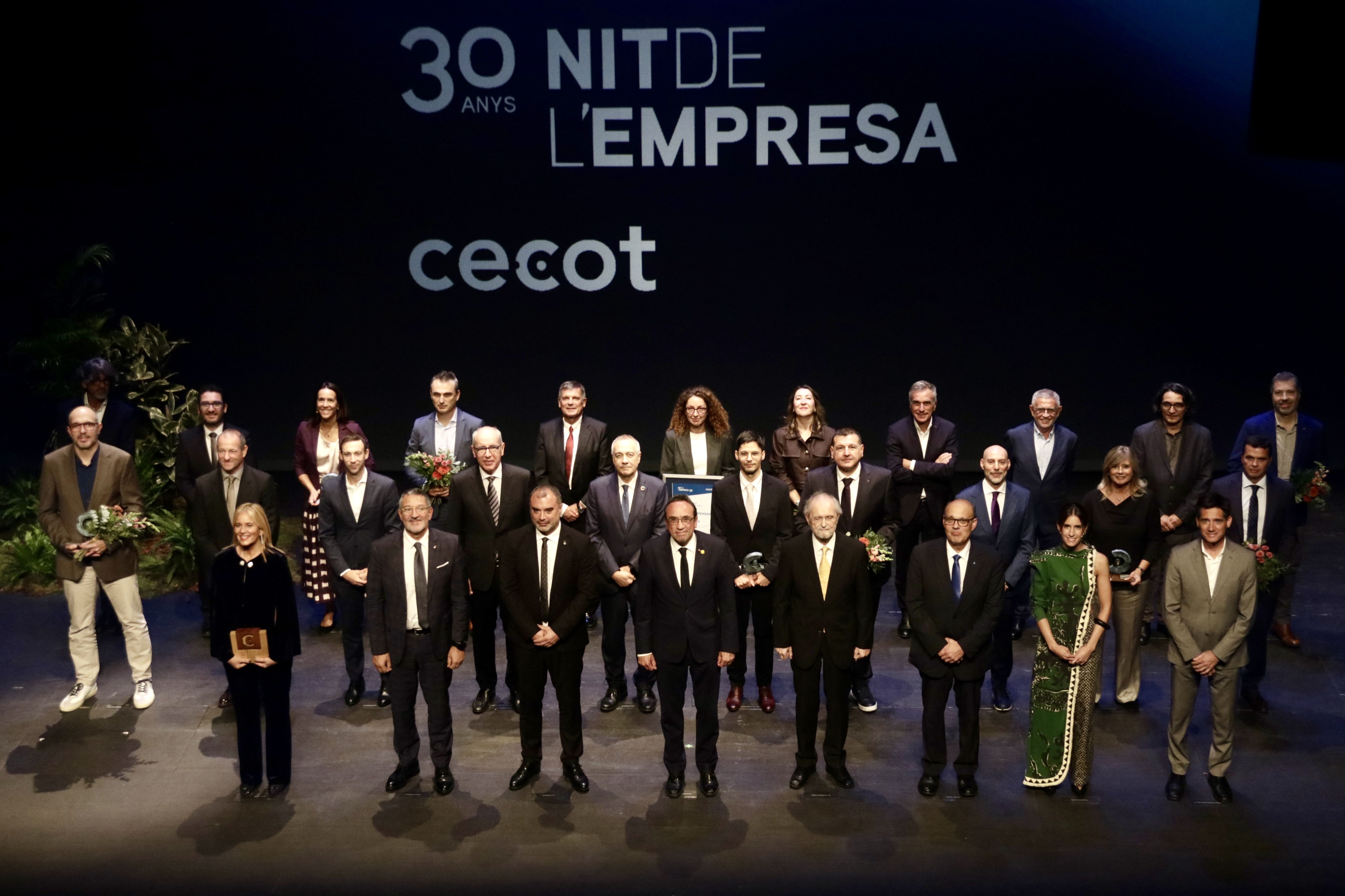 Foto de família dels guardonats durant la Nit de l'Empresa de Cecot, ahir dilluns 13 d’octubre a Terrassa. FOTO: Jordi Pujolar