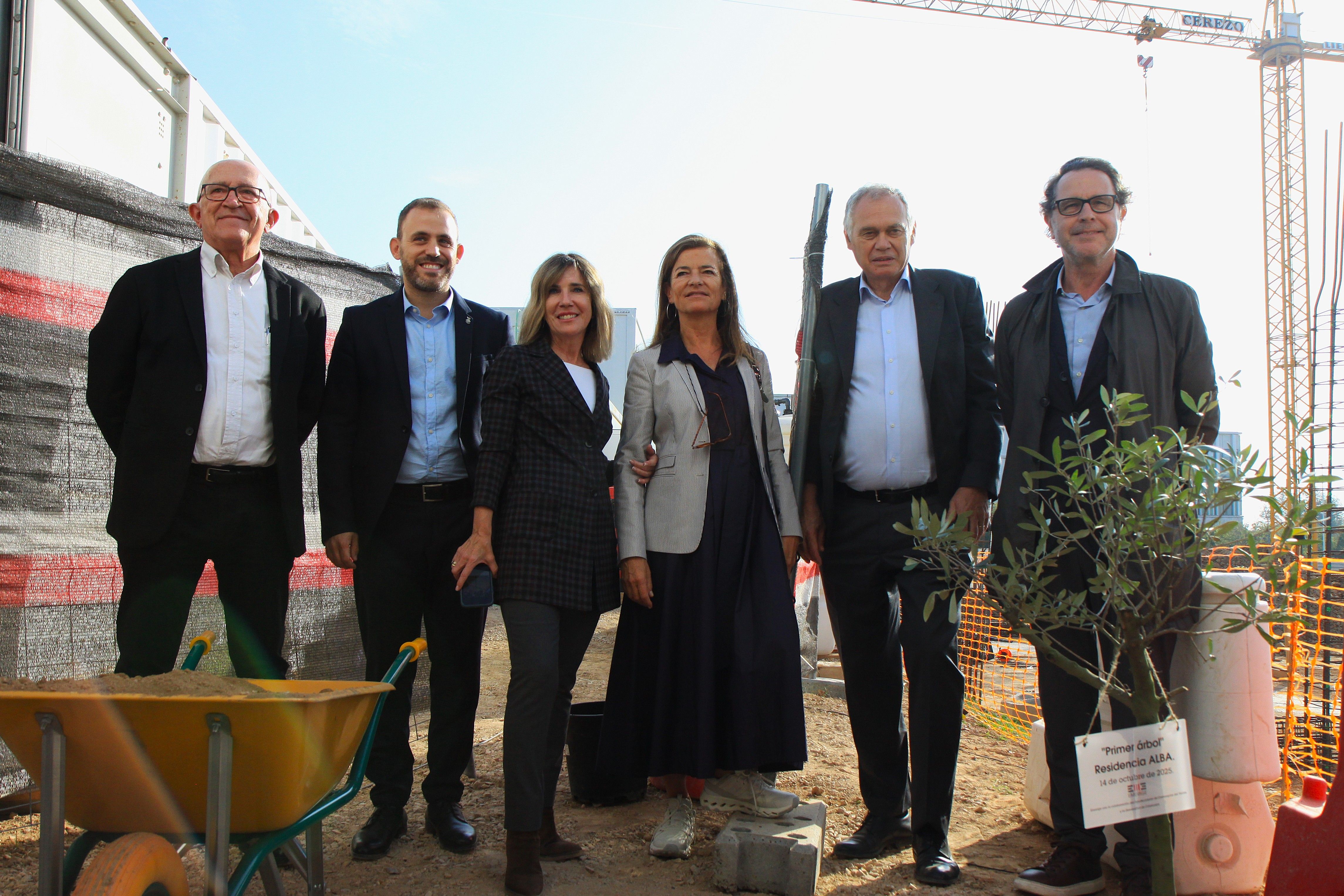 Jaume Vendrell i Carlos Cordón, a l'esquerra, han participat en la plantada de l'arbre. Foto: Laia Jubany Jaume Vendrell i Carlos Cordón, a l'esquerra, han participat en la plantada de l'arbre. Foto: Laia Jubany