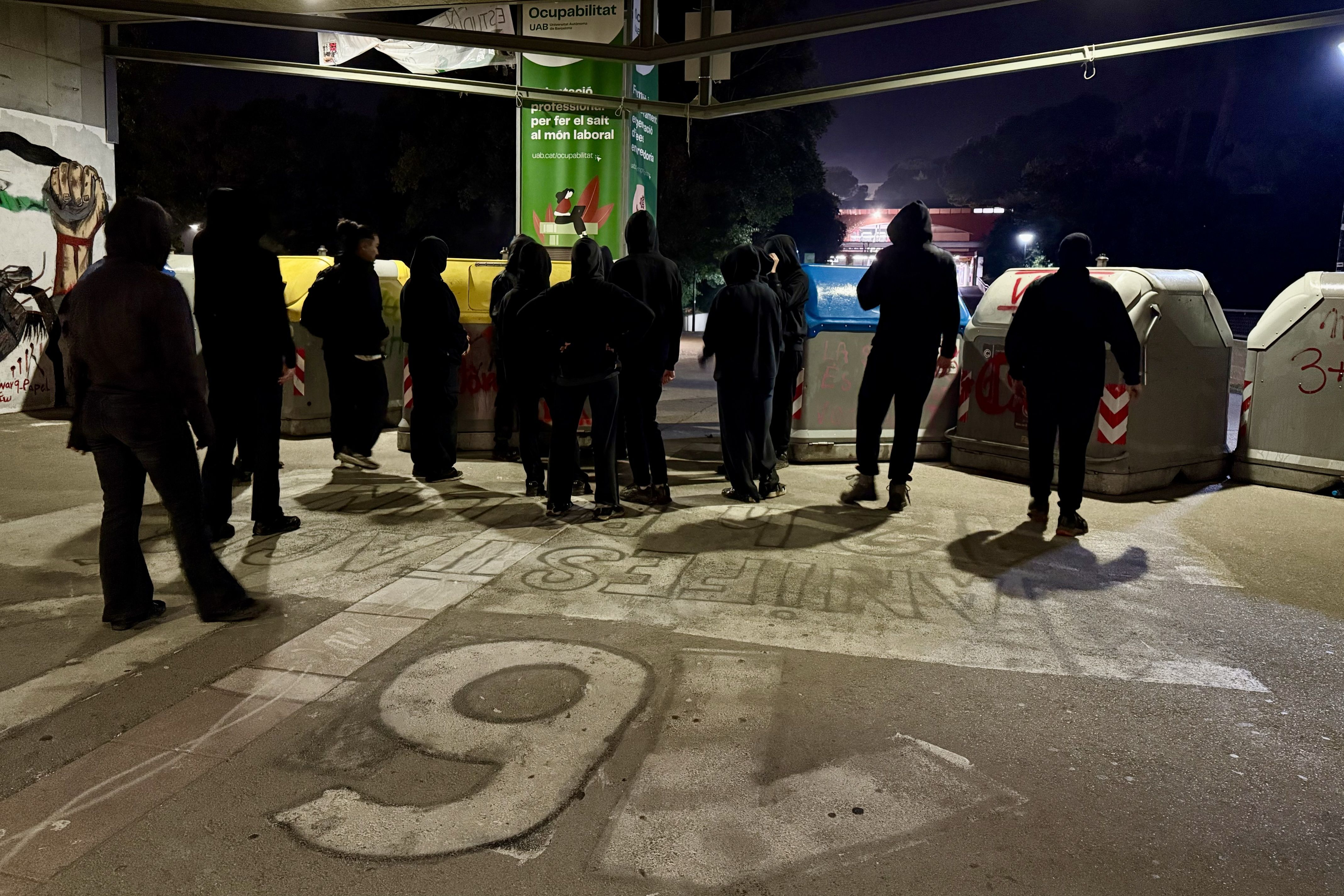Mobilització amb piquets des de les 6 h a la plaça Cívica i diversos punts del campus. Barricades amb contenidors, mobiliari i talls als accessos dels FGC. FOTO: Albert Segura (ACN)