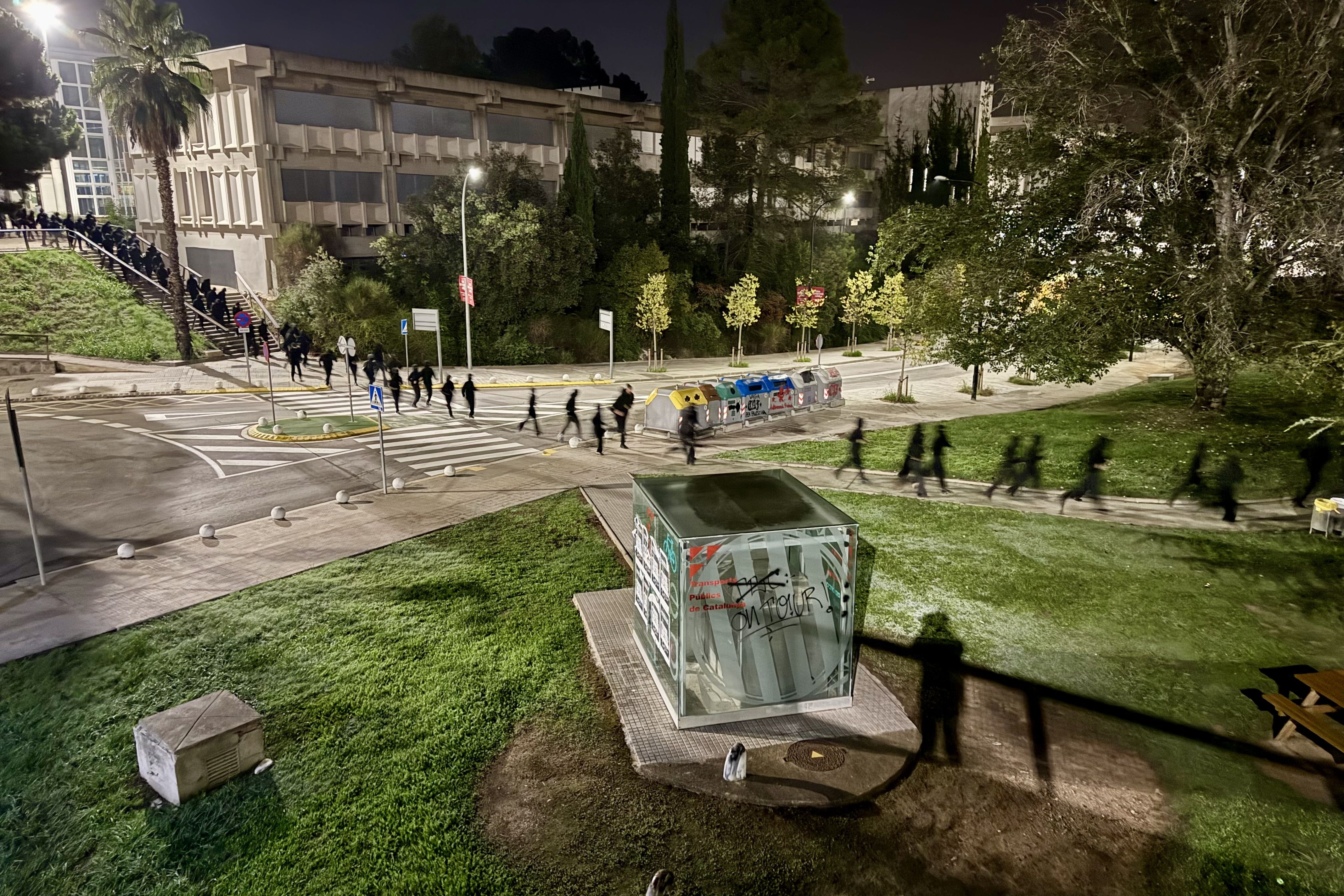 Mobilització amb piquets des de les 6 h a la plaça Cívica i diversos punts del campus. Barricades amb contenidors, mobiliari i talls als accessos dels FGC. FOTO: Albert Segura (ACN)