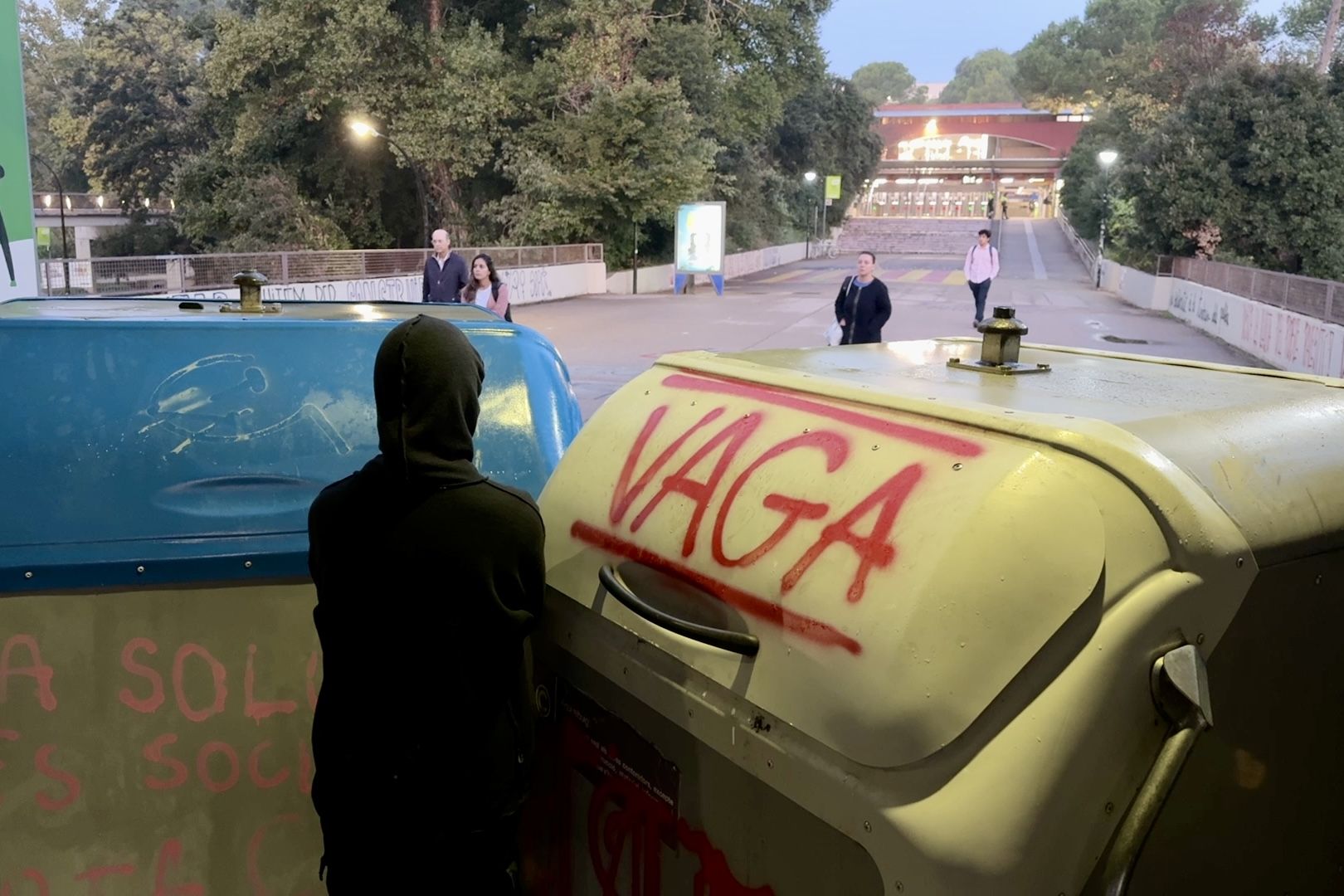 Mobilització amb piquets des de les 6 h a la plaça Cívica i diversos punts del campus. Barricades amb contenidors, mobiliari i talls als accessos dels FGC. FOTO: Albert Segura (ACN)